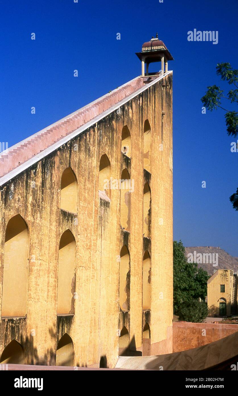 Der Jantar Mantar ist eine Sammlung architektonischer astronomischer Instrumente, die von Maharaja Sawai Jai Singh gebaut wurde, der ein Rajput König war. Das Observatorium besteht aus vierzehn großen geometrischen Geräten zur Zeitmessung, Vorhersage von Finsternissen, Verfolgung der Sternenlage, während die Erde um die Sonne kreist, Ermittlung der Deklinationen von Planeten und Bestimmung der Himmelshöhen und der zugehörigen Ephemeriden. Jaipur ist die Hauptstadt und größte Stadt des indischen Bundesstaats Rajasthan. Sie wurde am 18. November 1727 von Maharaja Sawai Jai Singh II., dem Machthaber von Amber, gegründet, nach dem die Stadt benannt wurde. Die Stockfoto