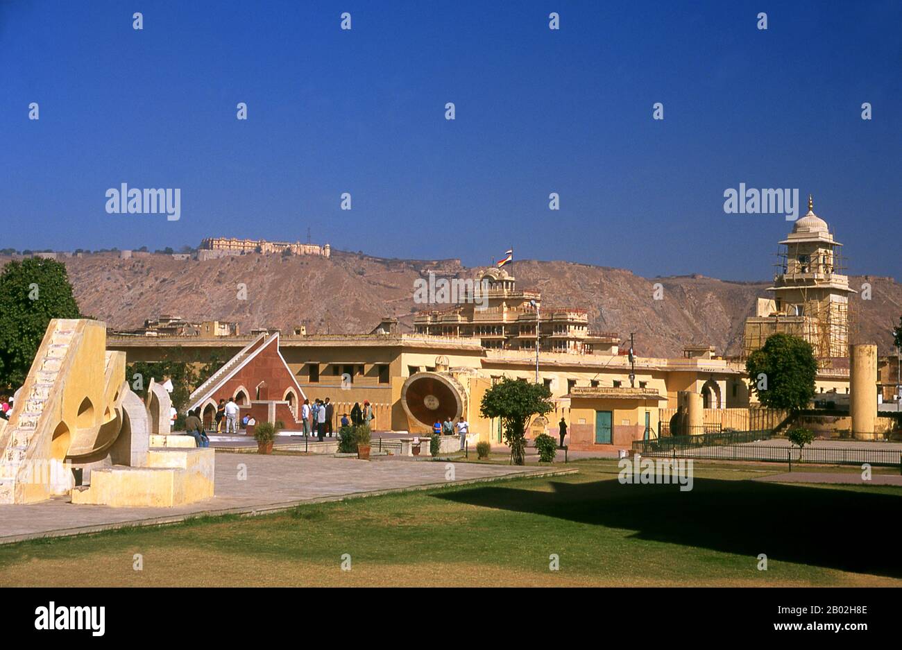 Der Jantar Mantar ist eine Sammlung architektonischer astronomischer Instrumente, die von Maharaja Sawai Jai Singh gebaut wurde, der ein Rajput König war. Das Observatorium besteht aus vierzehn großen geometrischen Geräten zur Zeitmessung, Vorhersage von Finsternissen, Verfolgung der Sternenlage, während die Erde um die Sonne kreist, Ermittlung der Deklinationen von Planeten und Bestimmung der Himmelshöhen und der zugehörigen Ephemeriden. Jaipur ist die Hauptstadt und größte Stadt des indischen Bundesstaats Rajasthan. Sie wurde am 18. November 1727 von Maharaja Sawai Jai Singh II., dem Machthaber von Amber, gegründet, nach dem die Stadt benannt wurde. Die Stockfoto