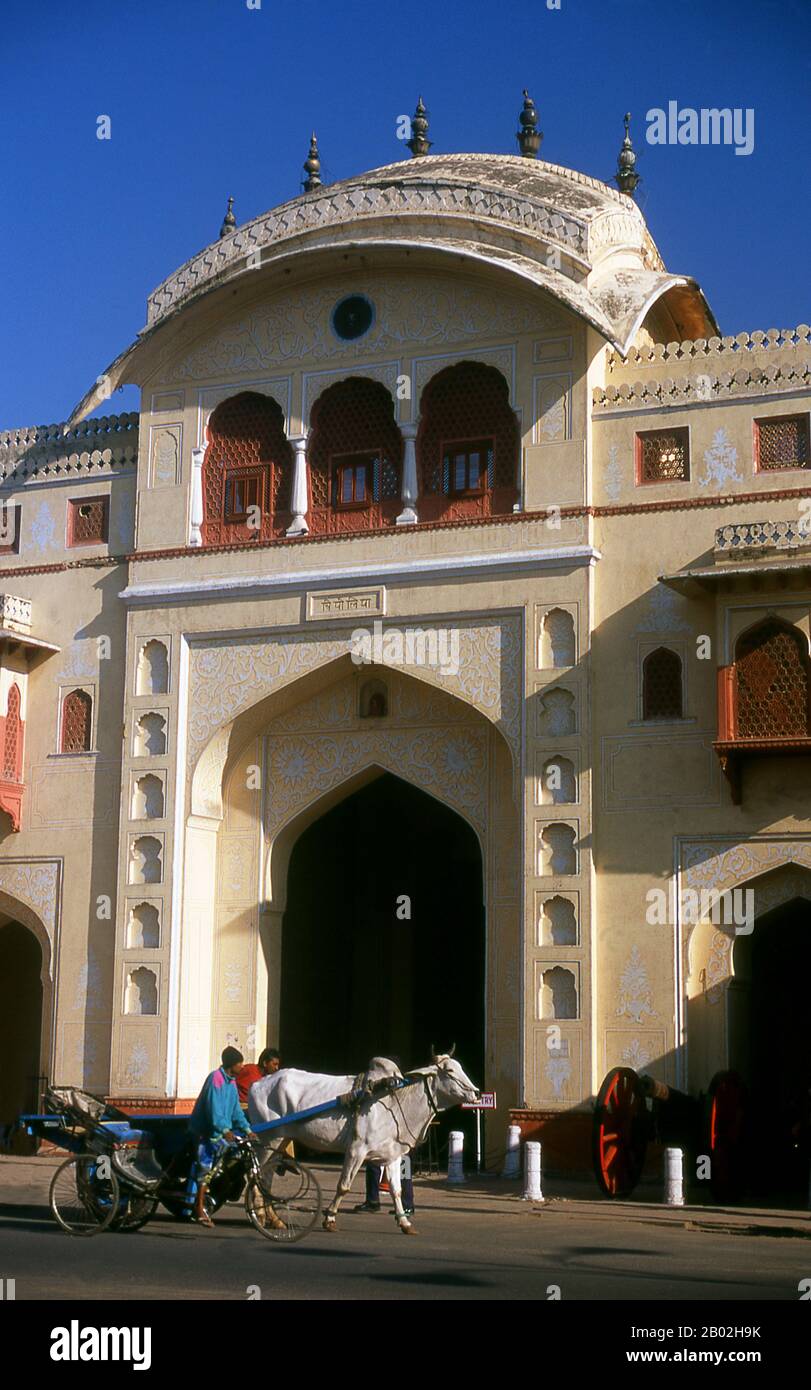 Jaipur ist die Hauptstadt und größte Stadt des indischen Bundesstaats Rajasthan. Sie wurde am 18. November 1727 von Maharaja Sawai Jai Singh II., dem Machthaber von Amber, gegründet, nach dem die Stadt benannt wurde. Die Stadt zählt heute 3,1 Millionen Einwohner. Jaipur ist als Pink City of India bekannt. Die Stadt ist bemerkenswert unter den vormodernen indischen Städten für die Breite und Regelmäßigkeit ihrer Straßen, die in sechs Sektoren aufgeteilt sind, die durch breite Straßen 34 m breit sind. Die Stadtquartiere sind weiter durch Netzwerke von vergriffenen Straßen geteilt. Fünf Viertel umschließen die Ost-, Süd- und Westseite einer ce Stockfoto