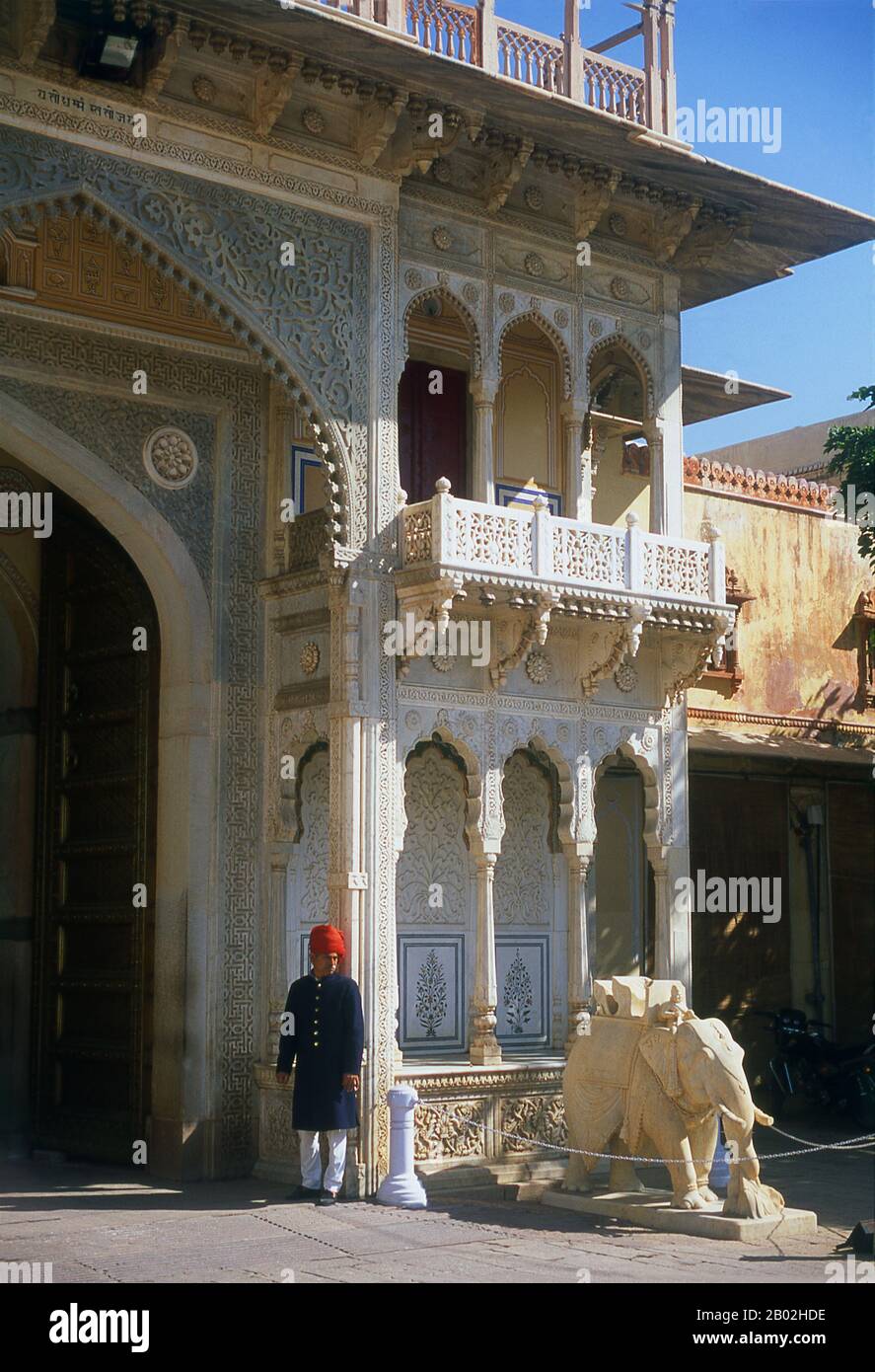 Der Stadtpalast wurde zwischen 1729 und 1732 erbaut, zunächst von Maharaja Sawai Jai Singh II Er plante und baute die Außenmauern, spätere Anbauten wurden von aufeinanderfolgenden Herrschern bis ins 20. Jaipur ist die Hauptstadt und größte Stadt des indischen Bundesstaats Rajasthan. Sie wurde am 18. November 1727 von Maharaja Sawai Jai Singh II., dem Machthaber von Amber, gegründet, nach dem die Stadt benannt wurde. Die Stadt zählt heute 3,1 Millionen Einwohner. Jaipur ist als Pink City of India bekannt. Die Stadt ist bemerkenswert unter den vormodernen indischen Städten für die Breite und Regelmäßigkeit ihrer Straßen, die ar Stockfoto