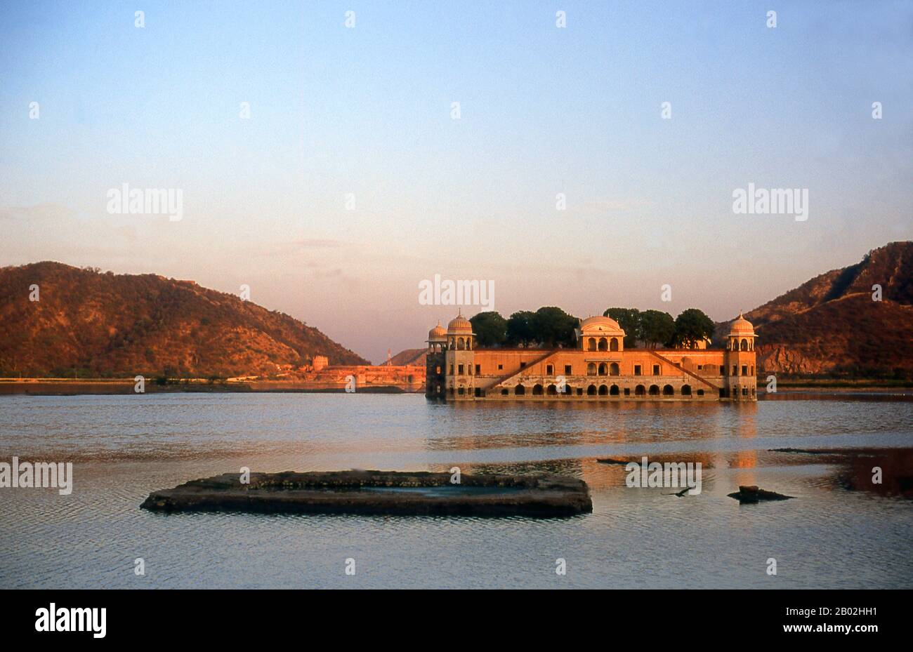 Der Jal Mahal- oder Wasserpalast und der Man Sagar See wurden im 18. Jahrhundert von Maharaja Sawai Jai Singh II. Renoviert und erweitert. Jaipur ist die Hauptstadt und größte Stadt des indischen Bundesstaats Rajasthan. Sie wurde am 18. November 1727 von Maharaja Sawai Jai Singh II., dem Machthaber von Amber, gegründet, nach dem die Stadt benannt wurde. Die Stadt zählt heute 3,1 Millionen Einwohner. Jaipur ist als Pink City of India bekannt. Die Stadt ist bemerkenswert unter den vormodernen indischen Städten für die Breite und Regelmäßigkeit ihrer Straßen, die in sechs Sektoren aufgeteilt sind, die durch breite Straßen 34 m breit sind. Stockfoto