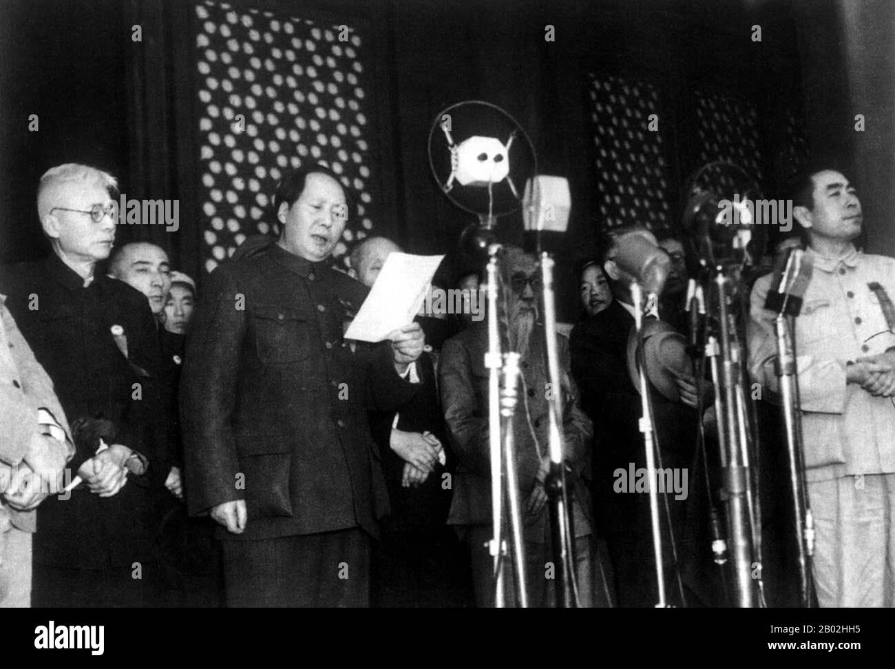 Mao Zedong, auch als Mao Tse-tung (26. Dezember 1893 - 9. September 1976) transliteriert, war ein chinesischer kommunistischer Revolutionär, Guerilla-Kampfstratege, Autor, politischer Theoretiker und Führer der chinesischen Revolution. Er wurde im Allgemeinen als Chairman Mao bezeichnet und war der Architekt der Volksrepublik China (PRC) von ihrer Gründung im Jahr 1949 an und hatte bis zu seinem Tod im Jahr 1976 die autoritäre Kontrolle über die Nation inne. Maos theoretischer Beitrag zum Marxismus-Leninismus, zusammen mit seinen militärischen Strategien und der Marke der politischen Politik, werden heute gemeinsam als Maoismus bezeichnet. Stockfoto