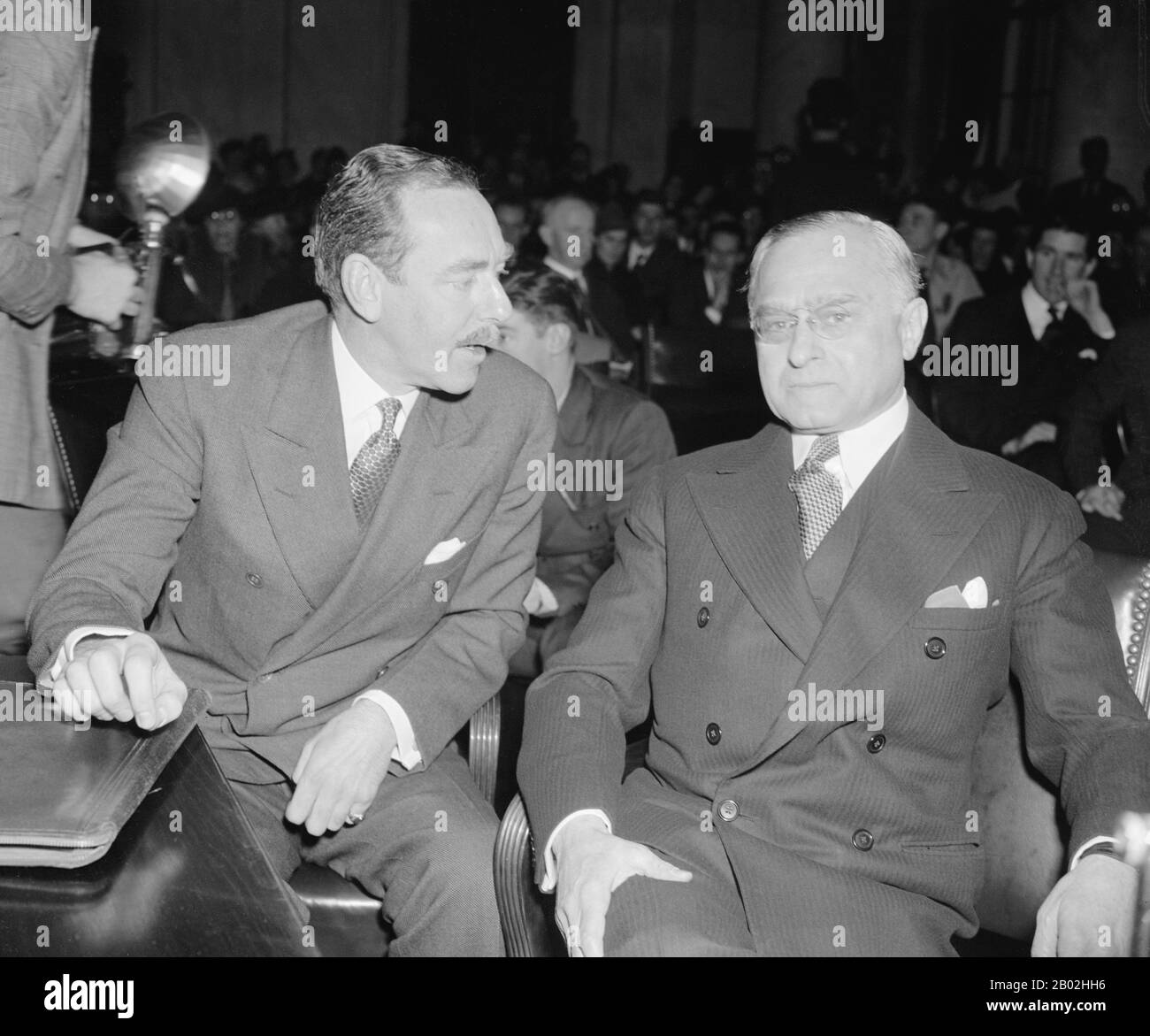 Dean Gooderham Acheson (* 11. April 1893 in New York; † 12. Oktober 1971) war ein US-amerikanischer Staatsmann und Jurist. Als Außenminister der Vereinigten Staaten in der Verwaltung von Präsident Harry S. Truman von 1949 bis 1953 spielte er eine zentrale Rolle bei der Definition der amerikanischen Außenpolitik während des Kalten Krieges. Acheson half bei der Gestaltung des Marshallplans und spielte eine zentrale Rolle bei der Entwicklung der Truman-Doktrin und der Schaffung der Nordatlantikvertrags-Organisation. Achesons berühmteste Entscheidung war es, Präsident Truman zu überzeugen, im Juni 1950 in den Koreakrieg einzugreifen. Er überredete Truman auch, Hilfe a zu versenden Stockfoto