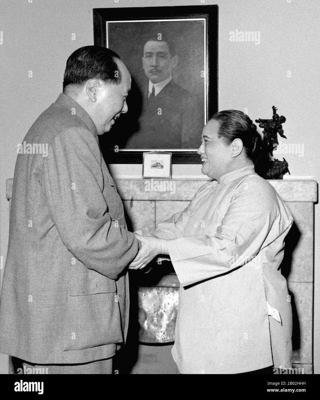 Soong Ch'ing-ling, Shanghai, 1920 (pinyin: Song Qingling, 27. Januar 1893 - 29. Mai 1981), auch bekannt als Madame Sun Yat-sen, war eine der drei Soong-Schwestern, die zusammen mit ihren Ehemännern zu den bedeutendsten politischen Persönlichkeiten Chinas des frühen 20. Jahrhunderts gehörten. Sie war stellvertretende Vorsitzende der Volksrepublik China. Sie war die erste nicht-königliche Frau, die offiziell Staatschefin von China wurde und von 1968 bis 1972 als Co-Vorsitzende der Republik wirkte. Sie wurde 1981, kurz vor ihrem Tod, als Staatspräsidentin Chinas erneut Staatschef. Soong wird manchmal als Asien betrachtet' Stockfoto