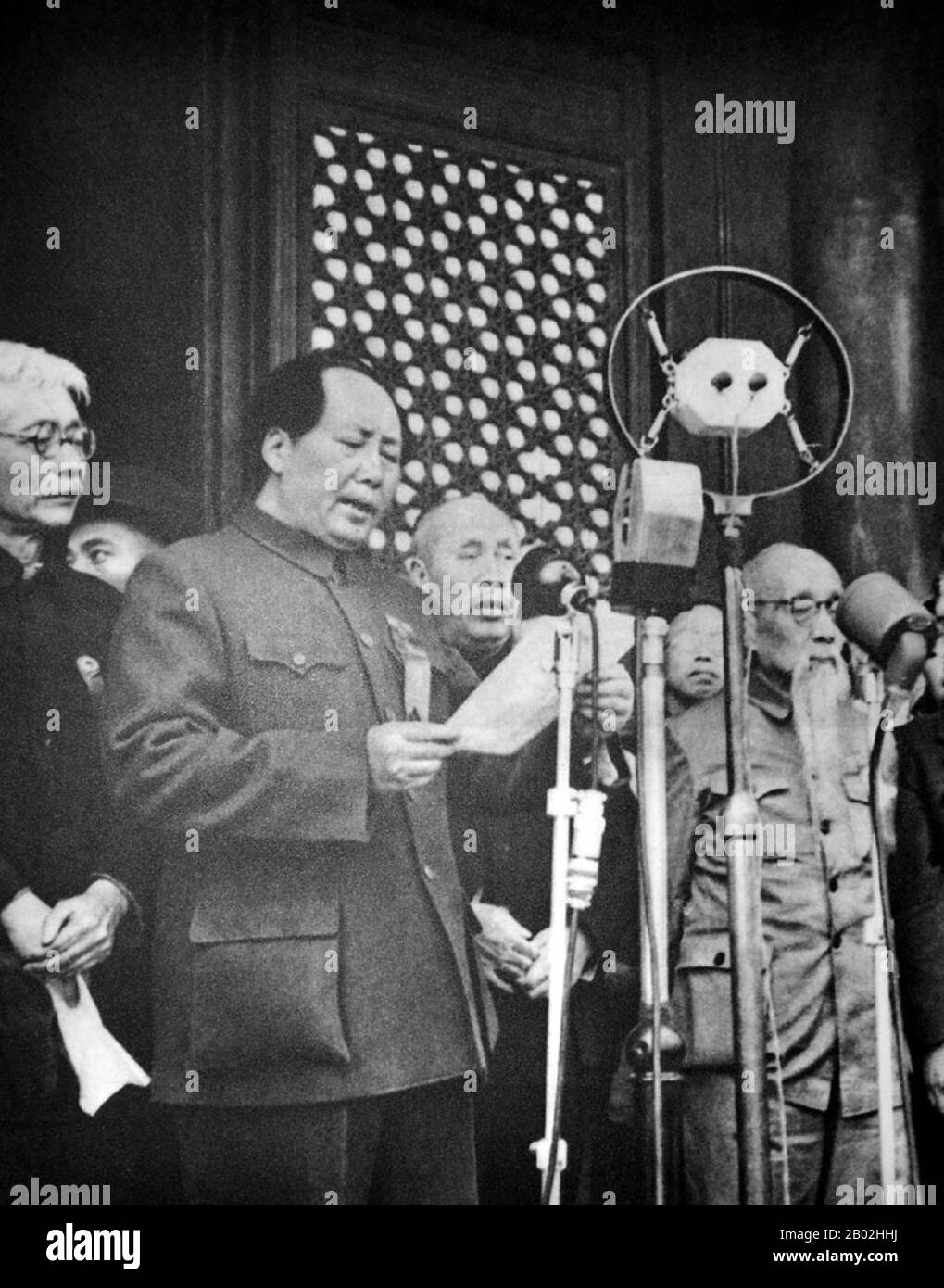Mao Zedong, auch als Mao Tse-tung (26. Dezember 1893 - 9. September 1976) transliteriert, war ein chinesischer kommunistischer Revolutionär, Guerilla-Kampfstratege, Autor, politischer Theoretiker und Führer der chinesischen Revolution. Er wurde im Allgemeinen als Chairman Mao bezeichnet und war der Architekt der Volksrepublik China (PRC) von ihrer Gründung im Jahr 1949 an und hatte bis zu seinem Tod im Jahr 1976 die autoritäre Kontrolle über die Nation inne. Maos theoretischer Beitrag zum Marxismus-Leninismus, zusammen mit seinen militärischen Strategien und der Marke der politischen Politik, werden heute gemeinsam als Maoismus bezeichnet. Stockfoto