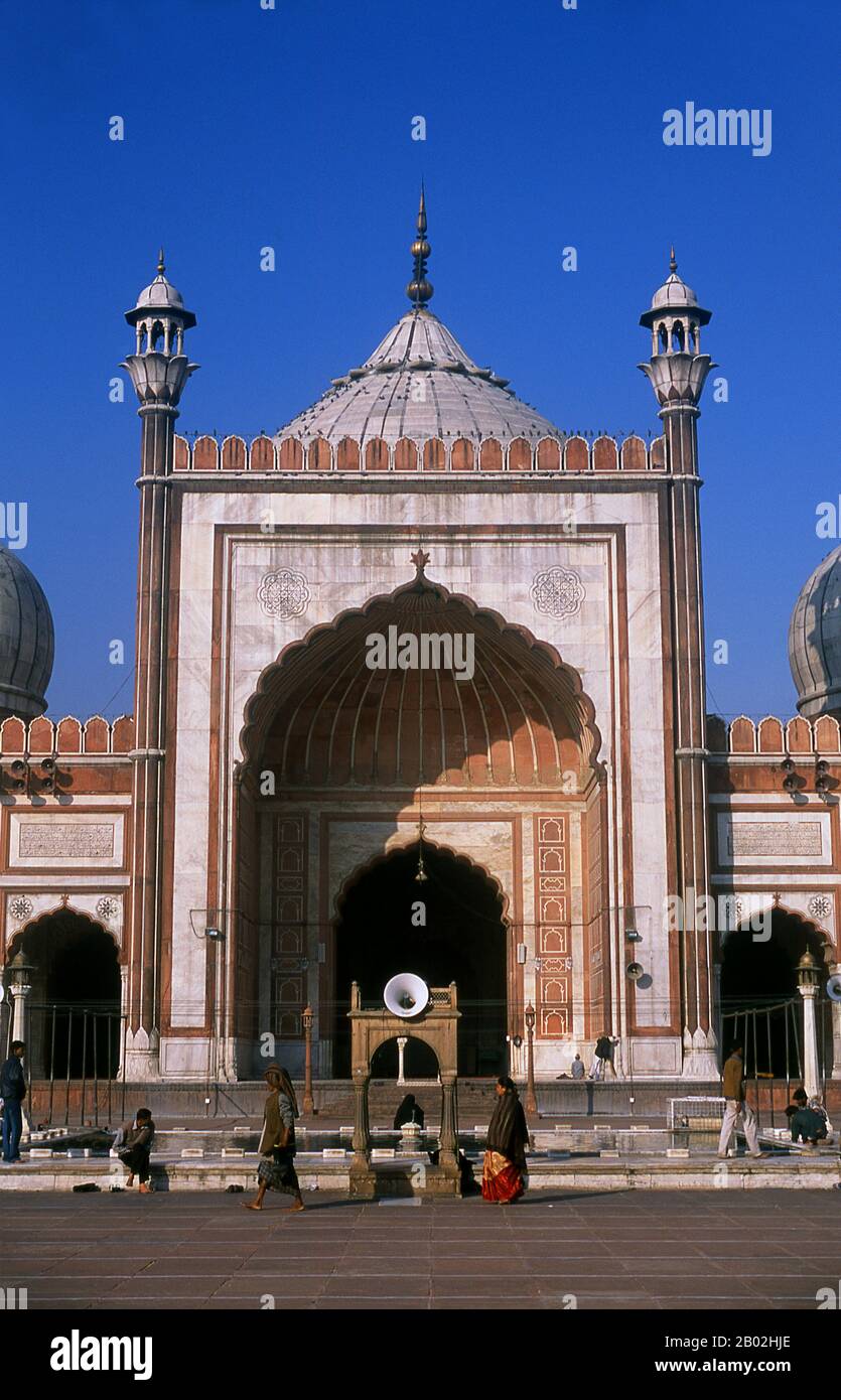 Delhis große Masjid-i Jahān-Numā, die im Allgemeinen als Jama Masjid oder Freitagsmoschee bekannt ist, ist die größte des Landes, mit einem Innenhof, der 25.000 Anbeter aufnehmen kann. Es wurde 1644 erbaut, das letzte in einer Reihe prächtiger architektonischer Errungenschaften von Shah Jahan, dem Moghul-Kaiser, der auch das Taj Mahal und das Rote Fort baute. Die aufwendig dekorierte Moschee verfügt über drei große Tore, vier Türme und zwei 40 m hohe Minarette, die aus abwechselnd roten Sandsteinen und weißem Marmor bestehen. Nichtmuslime sind willkommen, die Moschee zu besuchen, aber vorzugsweise nicht während der Gebetzeiten; Rev Stockfoto