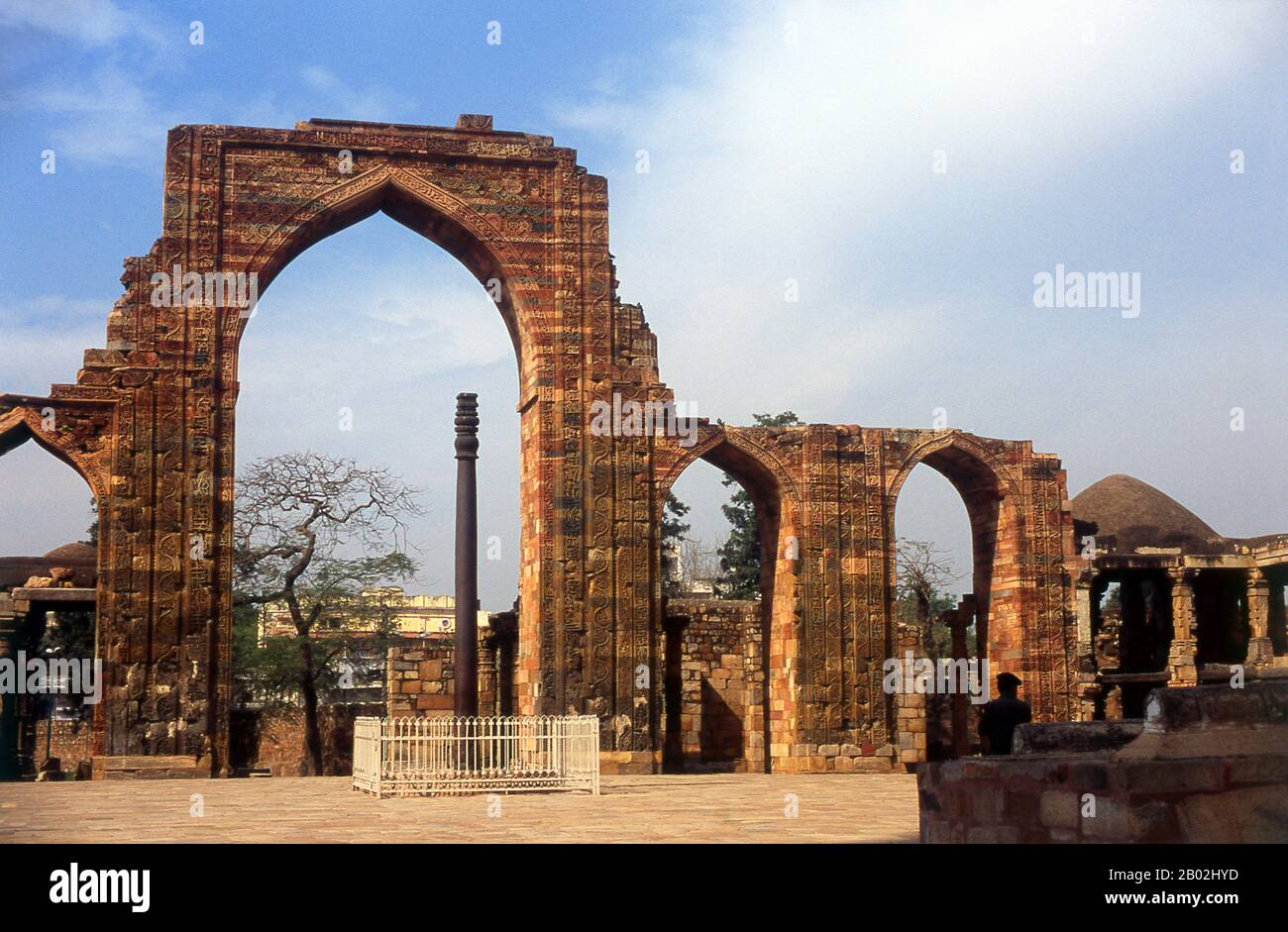 Die Quwwat-ul-Islam-Moschee wurde von Qutb-ud-din Aibak, dem Gründer der Mamluk- oder Slave-Dynastie, erbaut. Die Bauarbeiten begannen im Jahre 11,3 CE. Es war die erste Moschee, die nach der islamischen Eroberung Indiens in Delhi erbaut wurde. Der Bau des Qutb-Minars wurde im Jahre 1192 von Qutb-ud-din Aibak, dem ersten Sultan von Delhi, begonnen und von seinem Nachfolger Iltutmish ausgeführt. 1368 konstruierte Firoz Shah Tughlaq die fünfte und letzte Geschichte. Delhi soll der Ort von Indraprashta sein, der Hauptstadt der Pandavas des indischen Epos Mahabharata. Ausgrabungen haben Scherben bemalter Keramik aus der Umgebung ausgegraben Stockfoto