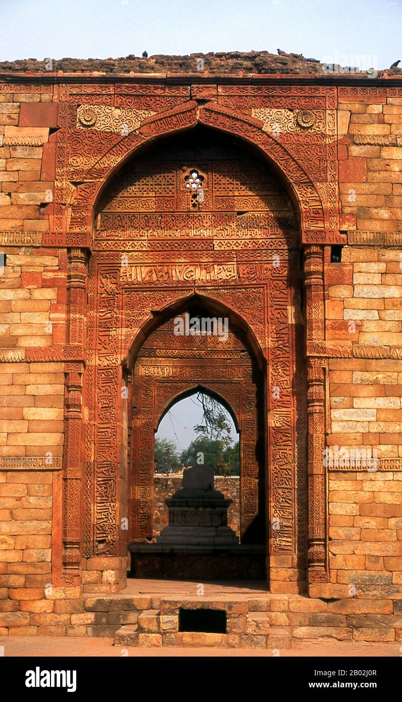 Die Quwwat-ul-Islam-Moschee wurde von Qutb-ud-din Aibak, dem Gründer der Mamluk- oder Slave-Dynastie, erbaut. Die Bauarbeiten begannen im Jahre 11,3 CE. Es war die erste Moschee, die nach der islamischen Eroberung Indiens in Delhi erbaut wurde. Der Bau des Qutb-Minars wurde im Jahre 1192 von Qutb-ud-din Aibak, dem ersten Sultan von Delhi, begonnen und von seinem Nachfolger Iltutmish ausgeführt. 1368 konstruierte Firoz Shah Tughlaq die fünfte und letzte Geschichte. Delhi soll der Ort von Indraprashta sein, der Hauptstadt der Pandavas des indischen Epos Mahabharata. Ausgrabungen haben Scherben bemalter Keramik aus der Umgebung ausgegraben Stockfoto