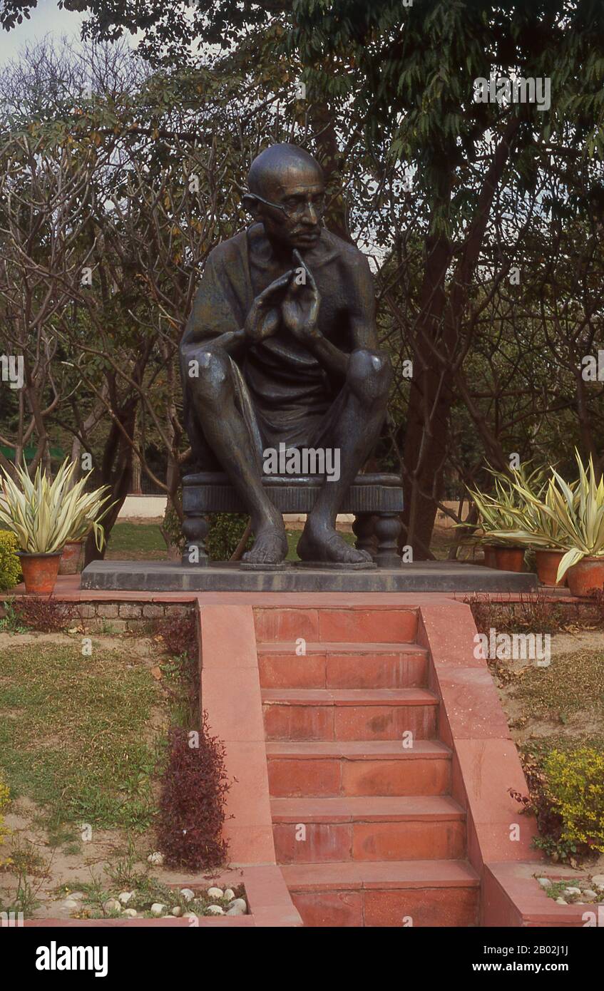 Mohandas Karamchand Gandhi (2. Oktober 1869 - 30. Januar 1948) war der führende politische und ideologische Führer Indiens während der indischen Unabhängigkeitsbewegung. Er war Wegbereiter für Satyagraha. Dies ist definiert als Widerstand gegen die Tyrannei durch massenhaften zivilen Ungehorsam, eine Philosophie, die fest auf Ahimsa gegründet ist, oder völlige Gewaltlosigkeit. Dieses Konzept half Indien, Unabhängigkeit zu erlangen und inspirierte Bewegungen für Bürgerrechte und Freiheit auf der ganzen Welt. Gandhi wird oft als Mahatma Gandhi oder "Große Seele" bezeichnet, ein Honoratior, der zuerst von Rabindranath Tagore auf ihn angewendet wurde. In Indien wird er auch Bapu (Guj Stockfoto