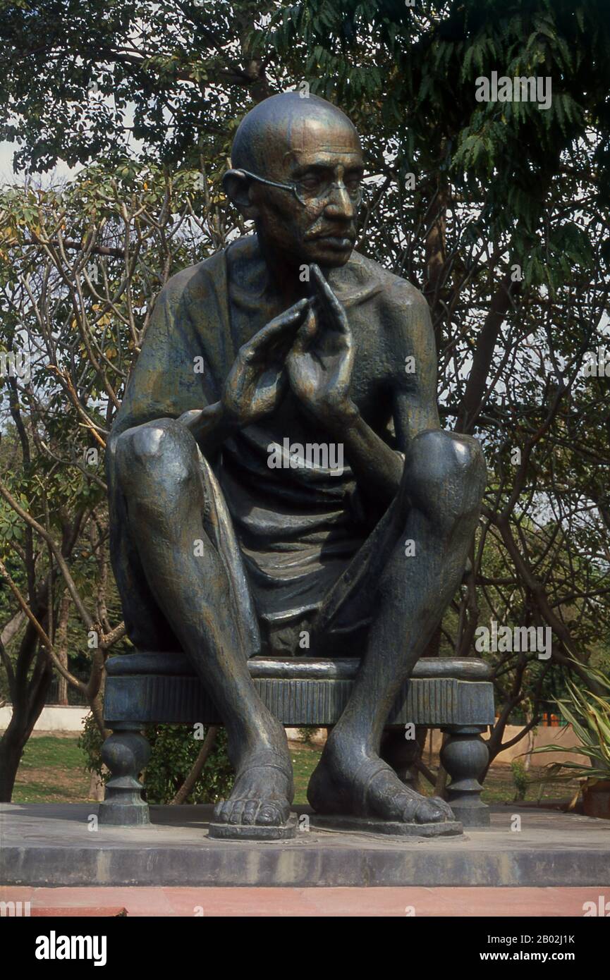 Mohandas Karamchand Gandhi (2. Oktober 1869 - 30. Januar 1948) war der führende politische und ideologische Führer Indiens während der indischen Unabhängigkeitsbewegung. Er war Wegbereiter für Satyagraha. Dies ist definiert als Widerstand gegen die Tyrannei durch massenhaften zivilen Ungehorsam, eine Philosophie, die fest auf Ahimsa gegründet ist, oder völlige Gewaltlosigkeit. Dieses Konzept half Indien, Unabhängigkeit zu erlangen und inspirierte Bewegungen für Bürgerrechte und Freiheit auf der ganzen Welt. Gandhi wird oft als Mahatma Gandhi oder "Große Seele" bezeichnet, ein Honoratior, der zuerst von Rabindranath Tagore auf ihn angewendet wurde. In Indien wird er auch Bapu (Guj Stockfoto