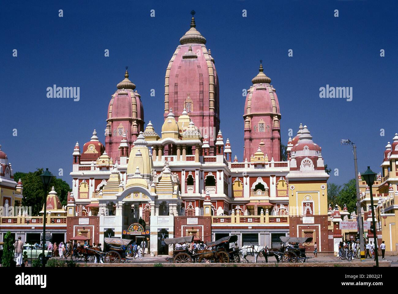 Der Laxminarayan-Tempel (Hindi: श्री लक्ष्मीनारायण मन्दिर, auch Birla Mandir genannt) ist ein Hindu-Tempel. Laxminarayan bezieht sich in der Regel auf Vishnu, den Preserver in den Trimurti, auch Narayan genannt, wenn er mit seinem Konsort Lakshmi ist. Der von Mahatma Gandhi eingeweihte Tempel wurde zwischen 1933 und 1939 erbaut. Stockfoto