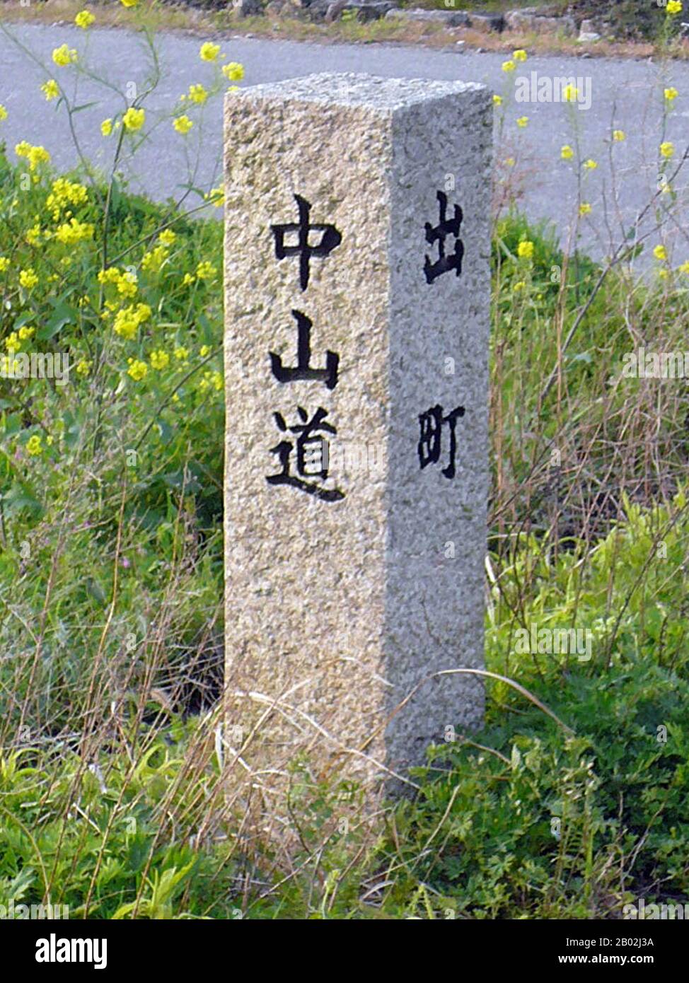 Der Nakasendō war eine Der Fünf Routen, die unter Tokugawa Ieyasu gebaut wurden, einer Reihe von Straßen, die das historische Kapitol von Edo mit dem Rest Japans verbinden. Die Nakasendō verband Edo mit der damaligen Hauptstadt Kyoto. Es war eine alternative Route zur Tōkaidō und reiste durch den zentralen Teil von Honshū und gab so seinen Namen, der "Central Mountain Road" bedeutet. Entlang dieser Straße gab es neunundsechzig verschiedene Poststationen (-shuku oder -juku), die Ställe, Essen und Unterkunft für Reisende bereitstellten. Stockfoto