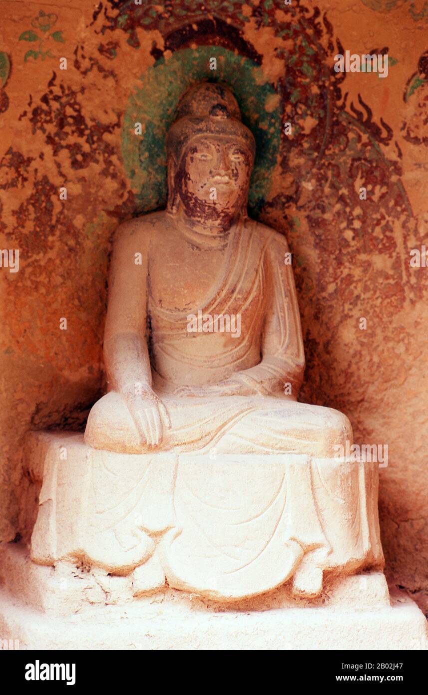 Binglingsi Shiku (Tausend-Buddha-Höhlen) ist eine Sammlung von Höhlen und Grotten, die in einem unzugänglichen Canyon am gelben Fluss etwa 80 km flussaufwärts von Lanzhou liegen. Die Isolation des Ortes hat Binglingsi geschützt und bewahrt, nicht zuletzt vor der Maraudierung der Roten Garde während der Kulturrevolution (1966 - 76). Die ersten buddhistischen Grotten bei Binglingsi stammen aus der östlichen Jin-Dynastie (ca. 317 - 420 CE), und die Bauarbeiten dauerten weit über tausend Jahre in der gesamten Tang-, Song-, Ming- und Qing-Ära an. Die Höhlen von Bingling wurden oft von wohlhabenden Gönnern gesponsert, die einen Teil ihrer Silk R investierten Stockfoto