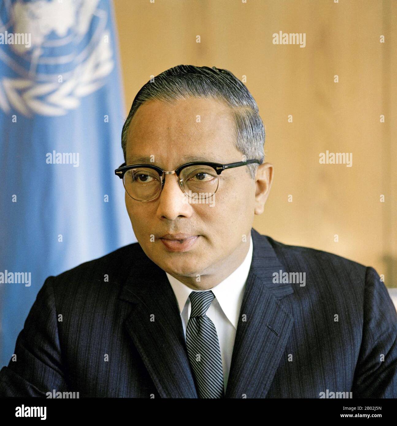 U Thant (* 22. Januar 1909 in Burma; † 25. November 1974) war ein birmanischer Diplomat und von 1961 bis 1971 der dritte Generalsekretär der Vereinten Nationen. Thant, gebürtig aus Pantanaw, wurde an der National High School und an der Rangun University ausgebildet. In den Zeiten des angespannten politischen Klimas in Birma hielt er gemäßigte Ansichten, die sich zwischen glühenden Nationalisten und britischen Loyalisten positionieren. Er war ein enger Freund von Burmas erstem Premierminister U Nu und bekleidete von 1948 bis 1961 verschiedene Ämter im Kabinett Nu. Er wurde 1961 zum Generalsekretär ernannt, als sein Vorgänger Dag Hammarskjöld I. starb Stockfoto