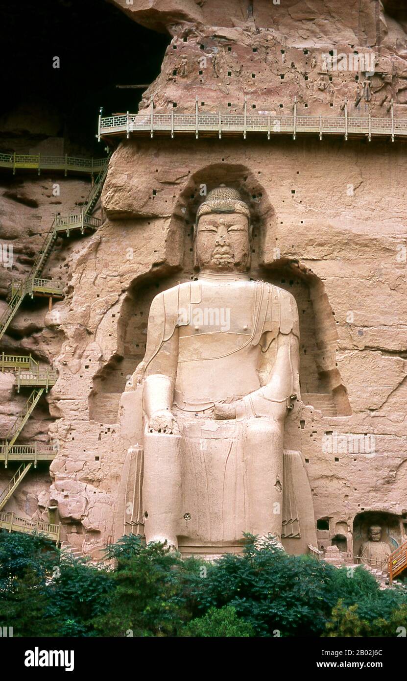 Binglingsi Shiku (Tausend-Buddha-Höhlen) ist eine Sammlung von Höhlen und Grotten, die in einem unzugänglichen Canyon am gelben Fluss etwa 80 km flussaufwärts von Lanzhou liegen. Die Isolation des Ortes hat Binglingsi geschützt und bewahrt, nicht zuletzt vor der Maraudierung der Roten Garde während der Kulturrevolution (1966 - 76). Die ersten buddhistischen Grotten bei Binglingsi stammen aus der östlichen Jin-Dynastie (ca. 317 - 420 CE), und die Bauarbeiten dauerten weit über tausend Jahre in der gesamten Tang-, Song-, Ming- und Qing-Ära an. Die Höhlen von Bingling wurden oft von wohlhabenden Gönnern gesponsert, die einen Teil ihrer Silk R investierten Stockfoto