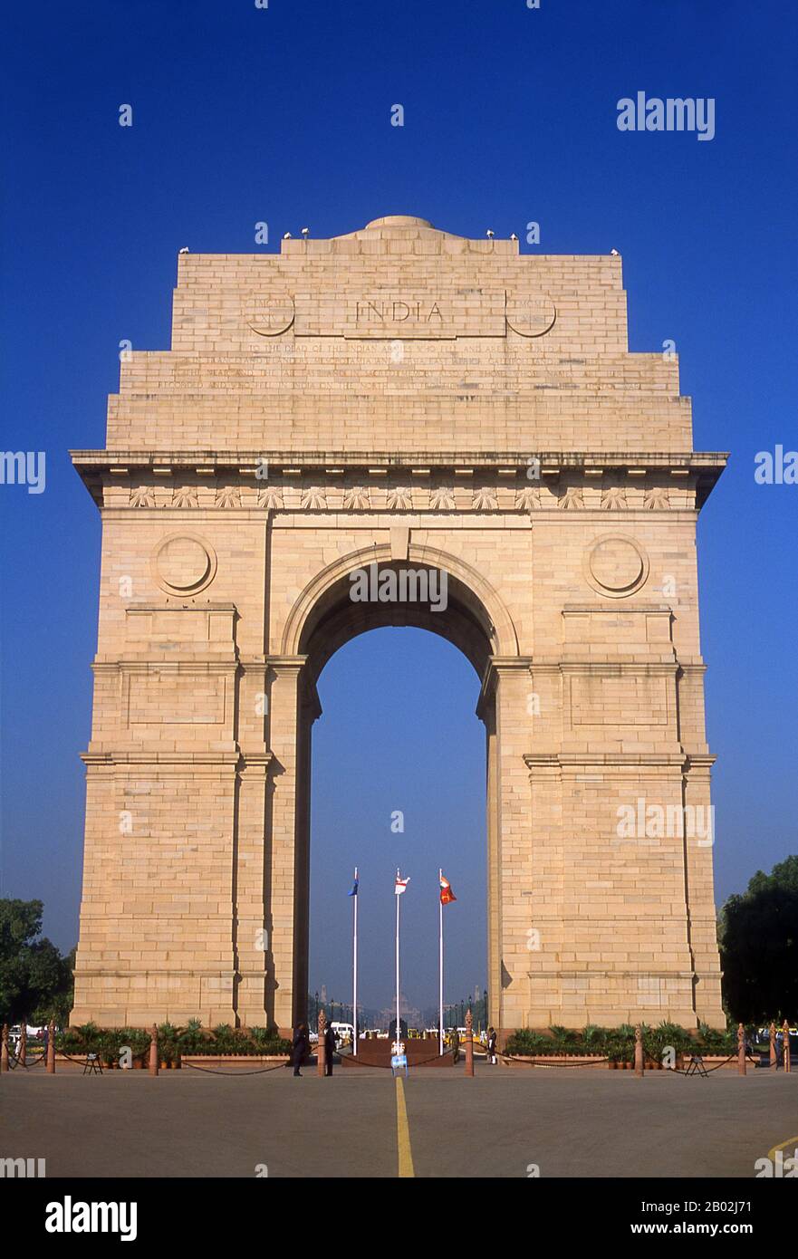 Das India Gate, ursprünglich als All India war Memorial bezeichnet, ist ein Kriegsdenkmal, das sich auf dem Rajpath am östlichen Rand der "zeremoniellen Achse" von Neu-Delhi befindet und früher Kingsway genannt wurde. Auf dem Gedenkbogen sind die Namen von etwa 70.000 indianischen Soldaten eingetragen, die im ersten Weltkrieg, in Frankreich und in Flanderns, Mesopotamien und Persien, Ostafrika, Gallipoli und anderswo in der Nähe und im äußersten Osten, zwischen 1914 und 19, starben. Außerdem trägt das Kriegsdenkmal die Namen von etwa 12.516 indischen Soldaten, die während ihres Diensts in Indien oder der Nordwestgrenze und während des Dritten Afghanistankrieges ums Leben kamen. Stockfoto