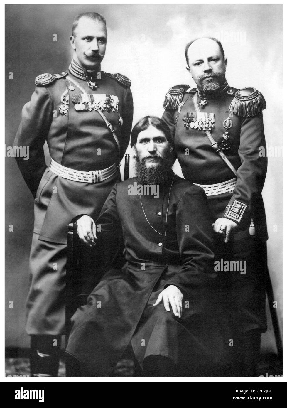 Grigori Yefimovich Rasputin; getauft am 22. Januar 1869 - ermordet am 30. Dezember 1916 war ein russischer Bauer, Mystiker, Glaubensheiler und privater Berater der Romanows. Er wurde eine einflussreiche Persönlichkeit in Sankt Petersburg nach August 1915, als Zar Nicolas II. Das Kommando über die Armee an der Front übernahm. Rasputins Leben und der Einfluss, den er auf den Zaren und seine Regierung ausübt, sind unbestimmt. Berichte basieren oft auf dubiosen Memoiren, Hörensagen und Legenden. Während sein Einfluss und seine Rolle möglicherweise übertrieben waren, sind sich Historiker einig, dass seine Anwesenheit eine bedeutende Stufe spielte Stockfoto