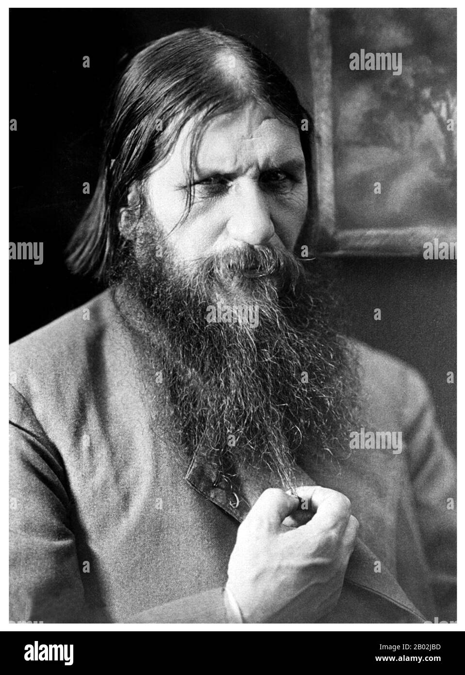 Grigori Yefimovich Rasputin; getauft am 22. Januar 1869 - ermordet am 30. Dezember 1916 war ein russischer Bauer, Mystiker, Glaubensheiler und privater Berater der Romanows. Er wurde eine einflussreiche Persönlichkeit in Sankt Petersburg nach August 1915, als Zar Nicolas II. Das Kommando über die Armee an der Front übernahm. Rasputins Leben und der Einfluss, den er auf den Zaren und seine Regierung ausübt, sind unbestimmt. Berichte basieren oft auf dubiosen Memoiren, Hörensagen und Legenden. Während sein Einfluss und seine Rolle möglicherweise übertrieben waren, sind sich Historiker einig, dass seine Anwesenheit eine bedeutende Stufe spielte Stockfoto
