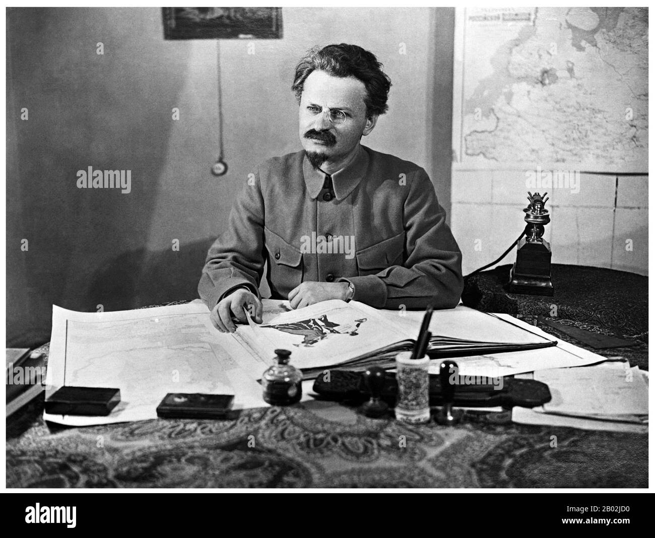 Leo Trotzki (russisch: Лев Дави́дович Тро́цкий; gebürtig Lev Davidovich Bronshtein (7. November 1879 - 21. August 1940) war ein russischer marxistischer Revolutionär und Theoretiker, Sowjetrepolitiker und Gründer und erster Führer der Roten Armee. Trotzki war zunächst Anhänger der Menshewik-Internationalisten-Fraktion der Sozialdemokratischen Arbeiterpartei Russlands. Er schloss sich unmittelbar vor der Oktoberrevolution von 1917 den Bolschewiki an und wurde schließlich Parteivorsitzender. In der Anfangszeit der Sowjetunion diente er zunächst als Volkskommissar für Auswärtige Angelegenheiten und später als der Stockfoto