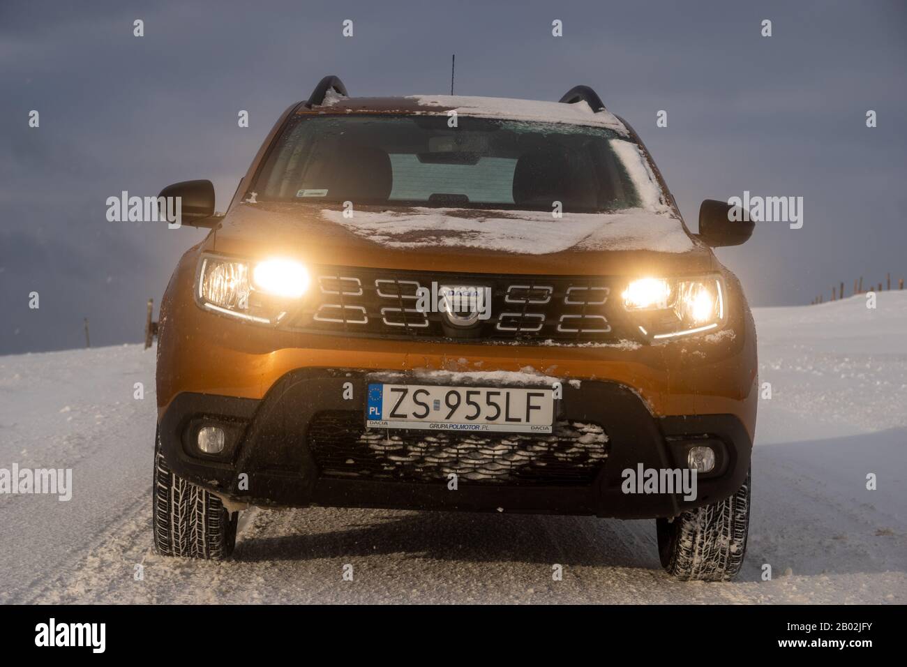 Dacia Duster SUV beim Fahren auf einer verschneiten Straße Stockfoto