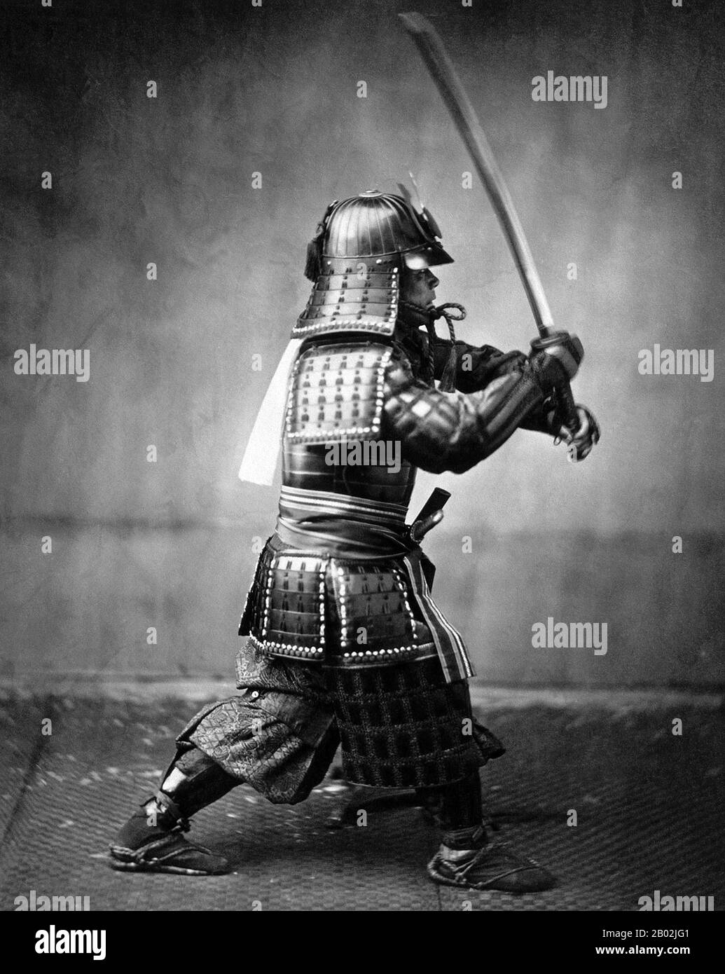 Samurai ist die Bezeichnung für den militärischen Adel des vorindustriellen Japan. Ende des 12. Jahrhunderts wurde Samurai fast völlig zum Synonym für Bushi, und das Wort war eng mit den mittleren und oberen Echelonen der Krieger-Klasse verbunden. Die Samurai folgten einer Reihe von Regeln, die als Bushidō bekannt wurden. Während sie weniger als zehn Prozent der japanischen Bevölkerung zählten, sind Samurai-Lehren heute noch sowohl im Alltag als auch in der Kampfkunst wie Kendō zu finden, was die Art des Schwerts bedeutet. Stockfoto