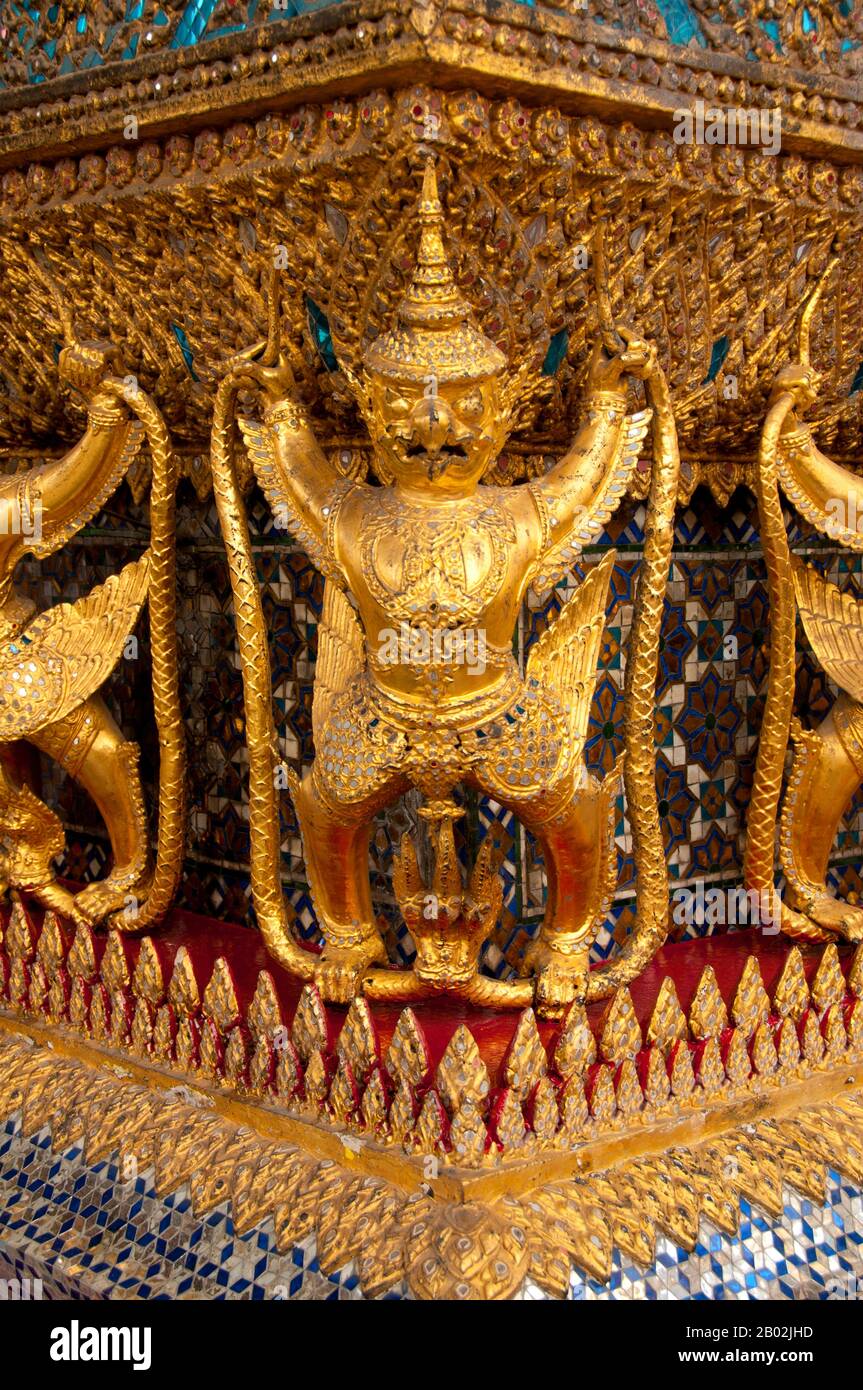 Wat Phra Kaews (Tempel des smaragdgrünen Buddha); der vollständige offizielle Name Wat Phra Si Rattana Satsadaram gilt als der heiligste buddhistische Tempel Thailands. Es befindet sich in den Vororten des großen Palastes. Der große Palast diente ab dem 18. Jahrhundert als offizielle Residenz der Könige von Thailand. Der Bau des Palastes begann im Jahre 178ons, während der Regierungszeit von König Rama I., als er die Hauptstadt über den Fluss von Thonburi nach Bangkok zog. Stockfoto