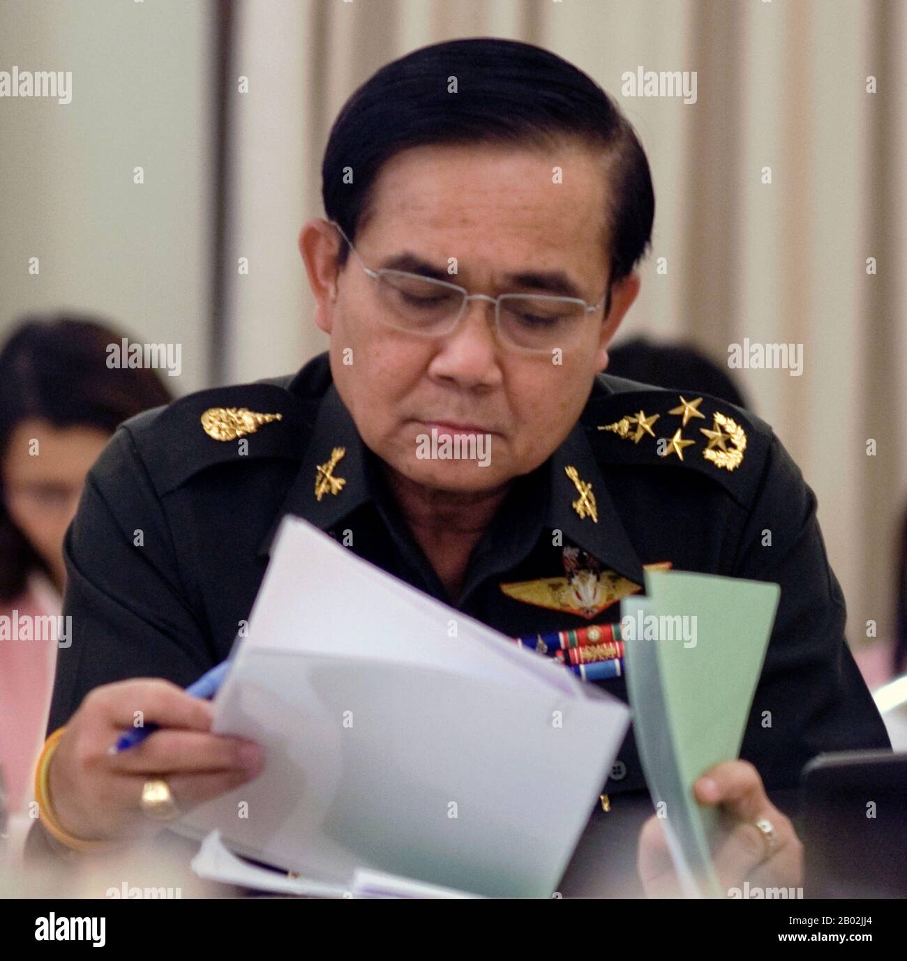 Prayuth Chan-ocha (Thai: ประยุทธ์ จันทร์โอชา; geboren am 21. März 1954) ist ein thailändischer Armeeoffizier, der gleichzeitig Kommandeur der Royal Thai Army und Führer des nationalen Rates für Frieden und Ordnung (NCPO) ist. Prayuth wurde als starker Royalist und Gegner des früheren Premierministers Thaksin Shinawatra charakterisiert. Während der politischen Krise, die im November 2013 begann und die Proteste gegen die Übergangsregierung von Yingluck Shinawatra einbezog, versuchte Prayuth, die Armeeutralität aufrechtzuerhalten. Am 22. Mai 2014 startete Prayuth jedoch einen Militärputsch gegen das Gouvernement Stockfoto