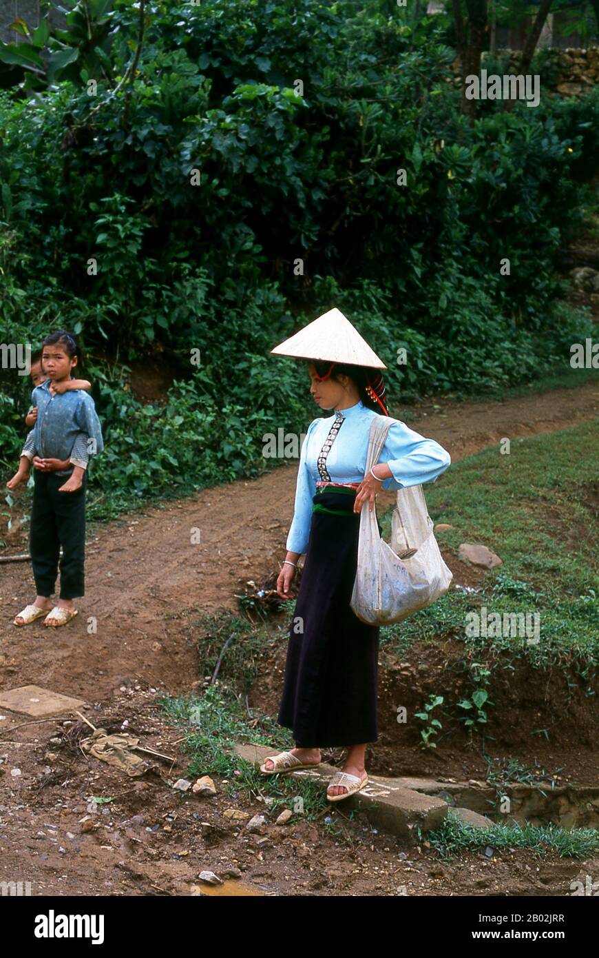 In den engen Bergtälern der Provinzen Son La, Dien Bien und Lai Chau in Nordvietnamesen bleiben die Tai eine sehr spürbare und selbstbewusste Minderheit. Sie sind in weiße Tai- und Schwarze Tai-Gemeinden unterteilt, während weiter südlich, an der Lao-Grenze in Thanh Hoa und Nghe An Provinzen, Red Tai überwiegen. Diese Untergruppen zeichnen sich durch das Kleid ihrer Frauen aus. Vietnams Tai sind Menschen der Bergtäler. Nasse Reisfelder anbauend sind sie relativ wohlhabend und genießen mehr Sicherheit und einen deutlich höheren Lebensstandard als die Menschen auf den Berghängen. Sie sind Kult Stockfoto