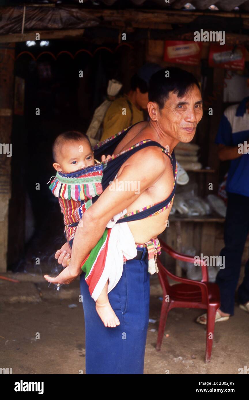 In den engen Bergtälern der Provinzen Son La, Dien Bien und Lai Chau in Nordvietnamesen bleiben die Tai eine sehr spürbare und selbstbewusste Minderheit. Sie sind in weiße Tai- und Schwarze Tai-Gemeinden unterteilt, während weiter südlich, an der Lao-Grenze in Thanh Hoa und Nghe An Provinzen, Red Tai überwiegen. Diese Untergruppen zeichnen sich durch das Kleid ihrer Frauen aus. Vietnams Tai sind Menschen der Bergtäler. Nasse Reisfelder anbauend sind sie relativ wohlhabend und genießen mehr Sicherheit und einen deutlich höheren Lebensstandard als die Menschen auf den Berghängen. Sie sind Kult Stockfoto