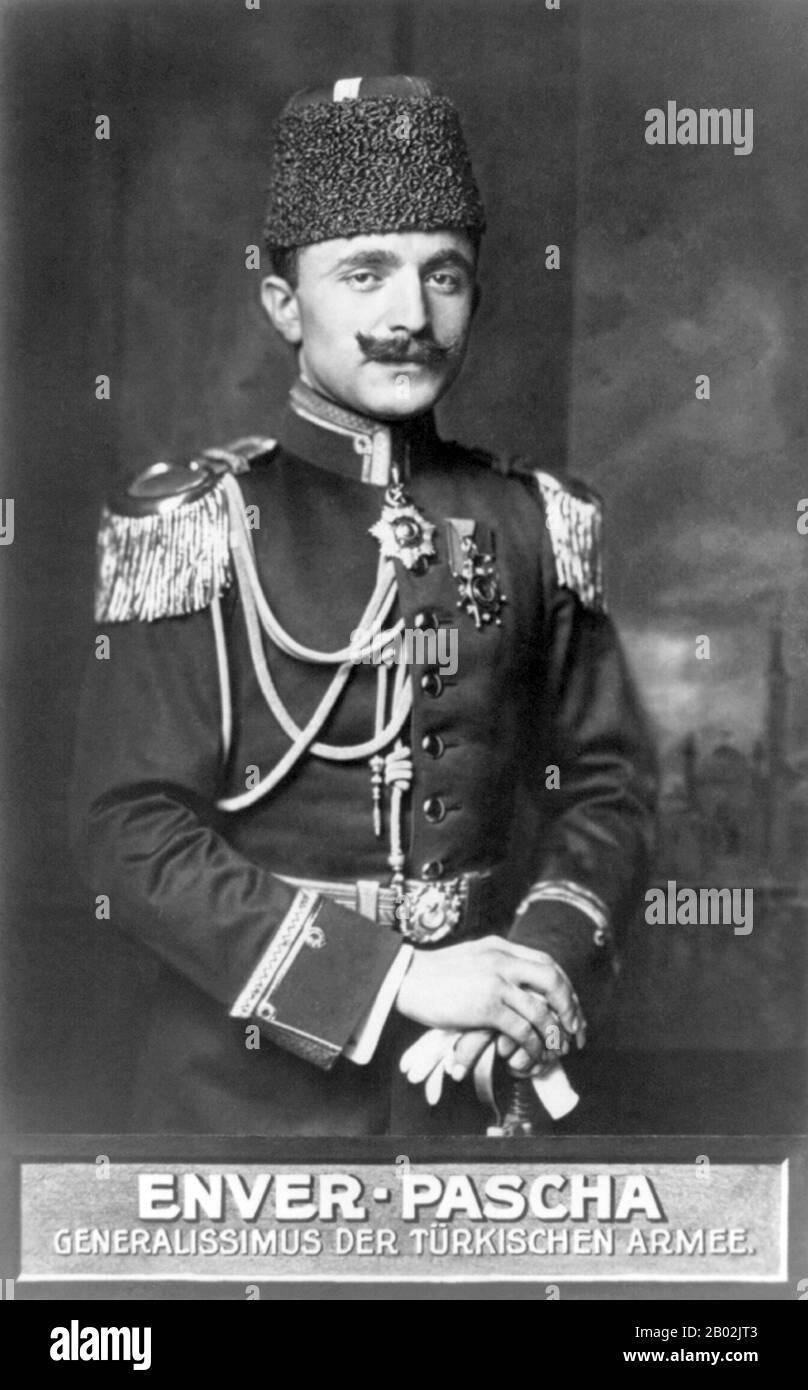 Ismail Enver Pasha (osmanisch-türkisch: اسماعیل انور پاشا; türkisch: İsmail Enver Paşa; 22. November 1881 - 4. August 1922), allgemein bekannt als Enver Pasha, war ein osmanischer Militäroffizier und Führer der jungen Türkischen Revolution von 1908. Er war der Hauptführer des Osmanenreiches sowohl in den Balkankriegen als auch im ersten Weltkrieg. Nach dem Osmanenputsch von 1913 wurde Enver Pasha Kriegsminister des Osmanenreiches und bildete ein Drittel des Triumvirate, das als "Drei Pashas" bekannt ist. (Zusammen mit Talaat Pasha und Djemal Pasha), die de facto die Herrschaft über das Reich von 1913 bis zum Ende des ersten Weltkriegs innehatten Stockfoto