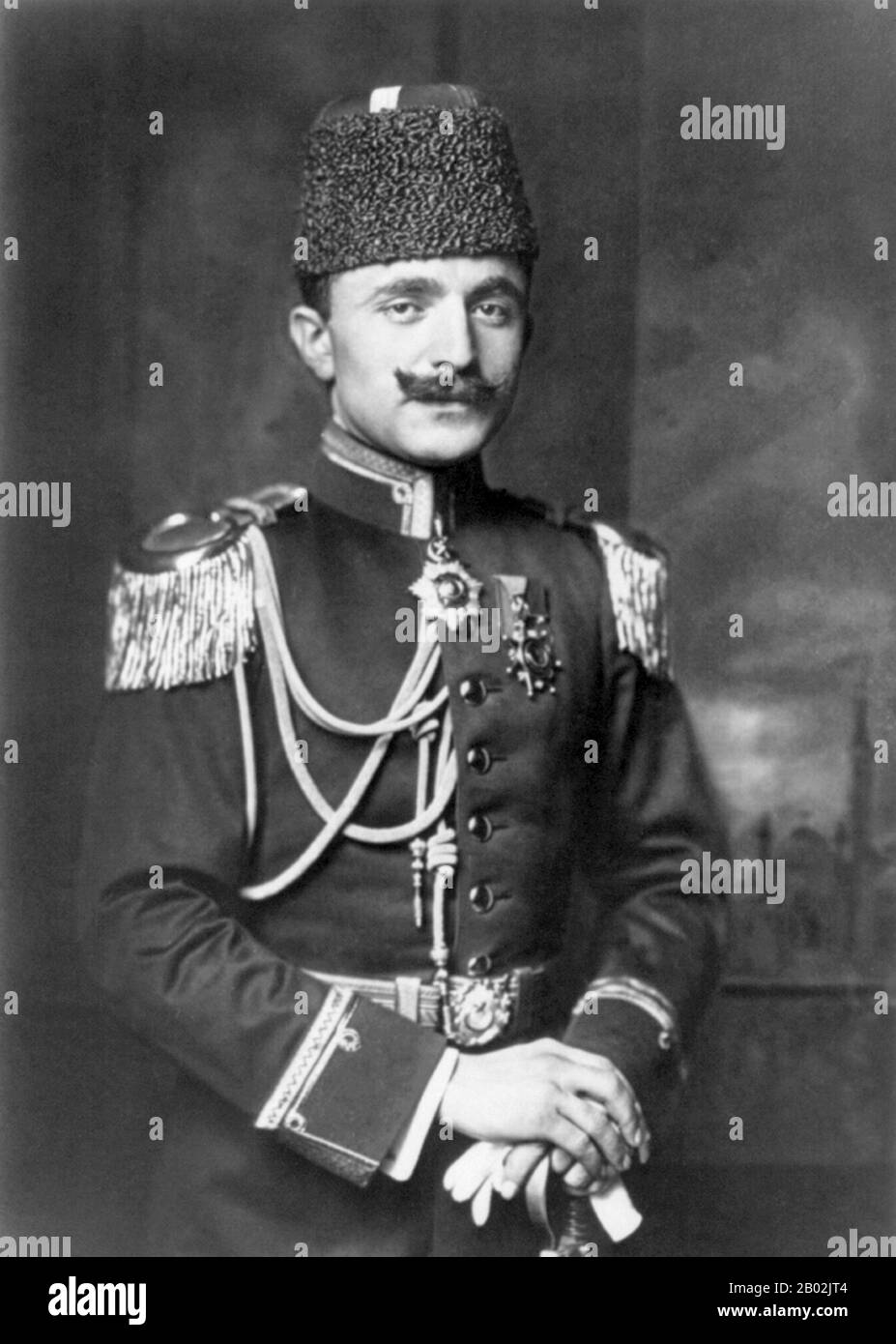 Ismail Enver Pasha (osmanisch-türkisch: اسماعیل انور پاشا; türkisch: İsmail Enver Paşa; 22. November 1881 - 4. August 1922), allgemein bekannt als Enver Pasha, war ein osmanischer Militäroffizier und Führer der jungen Türkischen Revolution von 1908. Er war der Hauptführer des Osmanenreiches sowohl in den Balkankriegen als auch im ersten Weltkrieg. Nach dem Osmanenputsch von 1913 wurde Enver Pasha Kriegsminister des Osmanenreiches und bildete ein Drittel des Triumvirate, das als "Drei Pashas" bekannt ist. (Zusammen mit Talaat Pasha und Djemal Pasha), die de facto die Herrschaft über das Reich von 1913 bis zum Ende des ersten Weltkriegs innehatten Stockfoto