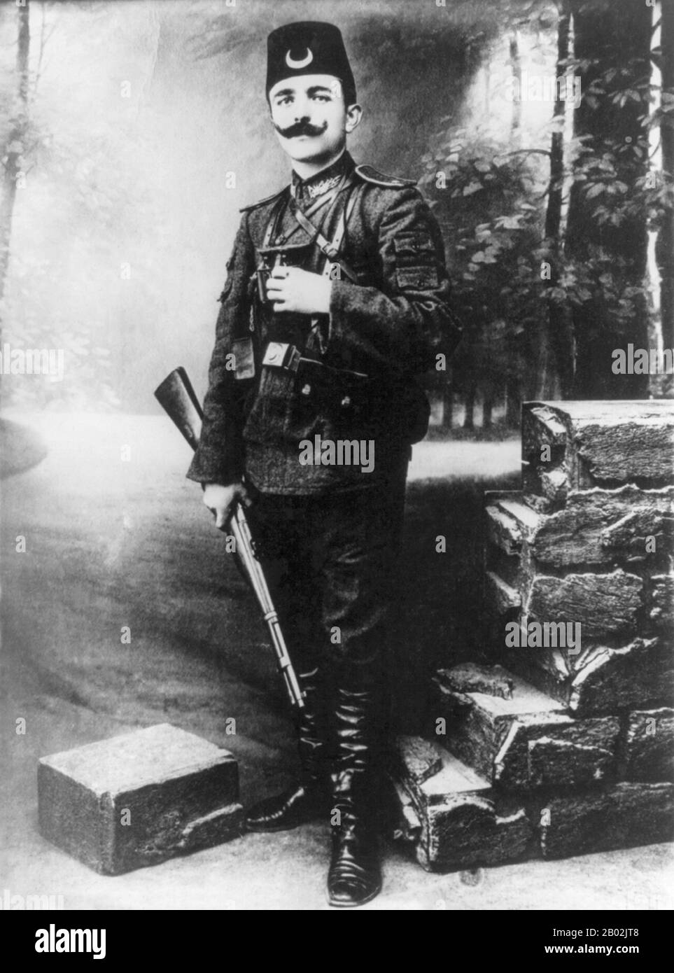 Ismail Enver Pasha (osmanisch-türkisch: اسماعیل انور پاشا; türkisch: İsmail Enver Paşa; 22. November 1881 - 4. August 1922), allgemein bekannt als Enver Pasha, war ein osmanischer Militäroffizier und Führer der jungen Türkischen Revolution von 1908. Er war der Hauptführer des Osmanenreiches sowohl in den Balkankriegen als auch im ersten Weltkrieg. Nach dem Osmanenputsch von 1913 wurde Enver Pasha Kriegsminister des Osmanenreiches und bildete ein Drittel des Triumvirate, das als "Drei Pashas" bekannt ist. (Zusammen mit Talaat Pasha und Djemal Pasha), die de facto die Herrschaft über das Reich von 1913 bis zum Ende des ersten Weltkriegs innehatten Stockfoto