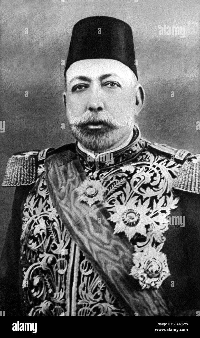 Mehmed V. Reshad (osmanisch-türkisch: محمد خامس Meḥmed-i ẖâmis, türkisch: Mehmed V Reşad oder Reşat Mehmet) (2/3 November 1844 - 3/4 Juli 1918) war der 35. Osmanische Sultan. Er war der Sohn von Sultan Abdülmecid I. und wurde Nachfolger seines Halbbruders Mehmed VI Mehmed V. starb am Yıldız 3. Juli 1918 im Alter von 73 Jahren, nur vier Monate vor dem Ende des ersten Weltkriegs. Er lebte also nicht mehr, um den Niedergang des Osmanenreiches zu erleben. Den Großteil seines Lebens verbrachte er im Dolmabahçe-Palast und im Yıldız-Palast in Istanbul. Sein Grab befindet sich im historischen Stadtteil Eyüp der Stadt. Stockfoto