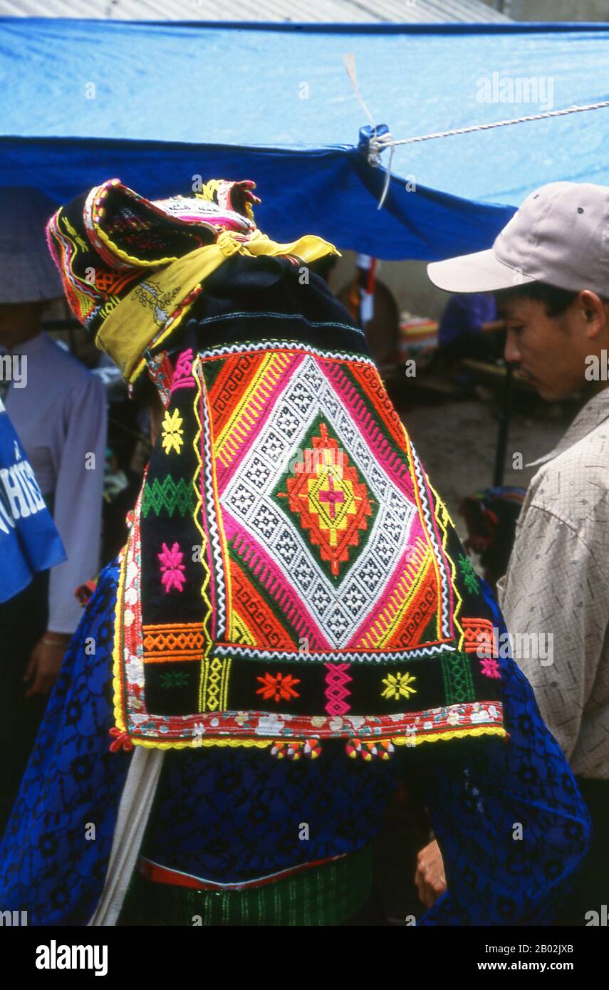 In den engen Bergtälern der Provinzen Son La, Dien Bien und Lai Chau in Nordvietnamesen bleiben die Tai eine sehr spürbare und selbstbewusste Minderheit. Sie sind in weiße Tai- und Schwarze Tai-Gemeinden unterteilt, während weiter südlich, an der Lao-Grenze in Thanh Hoa und Nghe An Provinzen, Red Tai überwiegen. Diese Untergruppen zeichnen sich durch das Kleid ihrer Frauen aus. Vietnams Tai sind Menschen der Bergtäler. Nasse Reisfelder anbauend sind sie relativ wohlhabend und genießen mehr Sicherheit und einen deutlich höheren Lebensstandard als die Menschen auf den Berghängen. Sie sind Kult Stockfoto