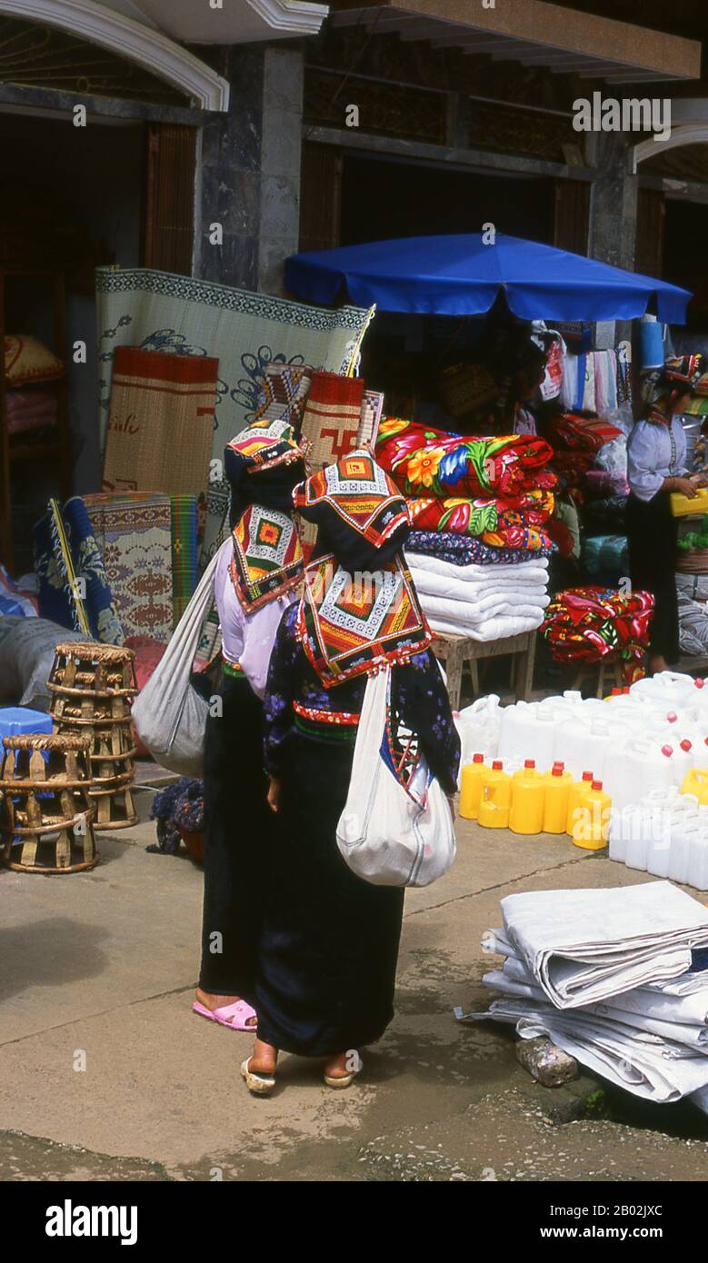 In den engen Bergtälern der Provinzen Son La, Dien Bien und Lai Chau in Nordvietnamesen bleiben die Tai eine sehr spürbare und selbstbewusste Minderheit. Sie sind in weiße Tai- und Schwarze Tai-Gemeinden unterteilt, während weiter südlich, an der Lao-Grenze in Thanh Hoa und Nghe An Provinzen, Red Tai überwiegen. Diese Untergruppen zeichnen sich durch das Kleid ihrer Frauen aus. Vietnams Tai sind Menschen der Bergtäler. Nasse Reisfelder anbauend sind sie relativ wohlhabend und genießen mehr Sicherheit und einen deutlich höheren Lebensstandard als die Menschen auf den Berghängen. Sie sind Kult Stockfoto