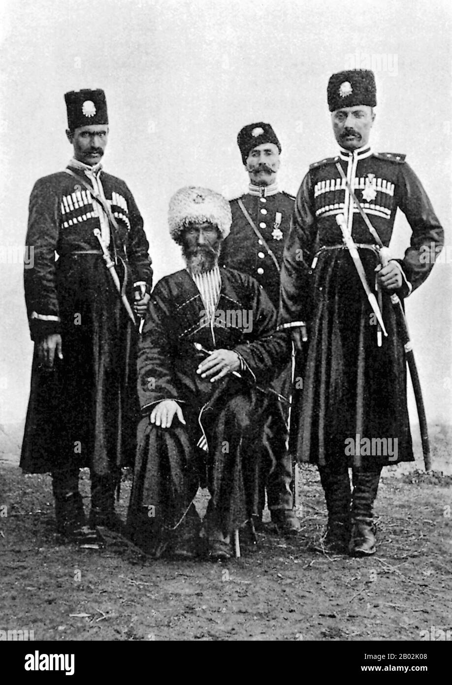 Das Hamidiye-Corps, vollständiger offizieller Name Hamidiye hafif süvari alayları, Hamidiye Light Cavalry Regimenter, war gut bewaffnet, irregulär sunnitisch kurdisch, türkisch, turkmenisch und Yörük, auch arabische Kavalleristen, die in den östlichen Provinzen des Osmanenreiches operierten. Gegründet von und benannt nach Sultan Abdul Hamid II. Im Jahr 1891, sollten sie den russischen Kosaken nachempfunden werden und sollen angeblich die russisch-osmanische Grenze patrouillieren. Die Hamidiye wurden jedoch häufiger von den osmanischen Behörden verwendet, um Armenier, die im türkischen Armenien leben, zu belästigen und zu übergreifen. Eine große Rolle in Stockfoto