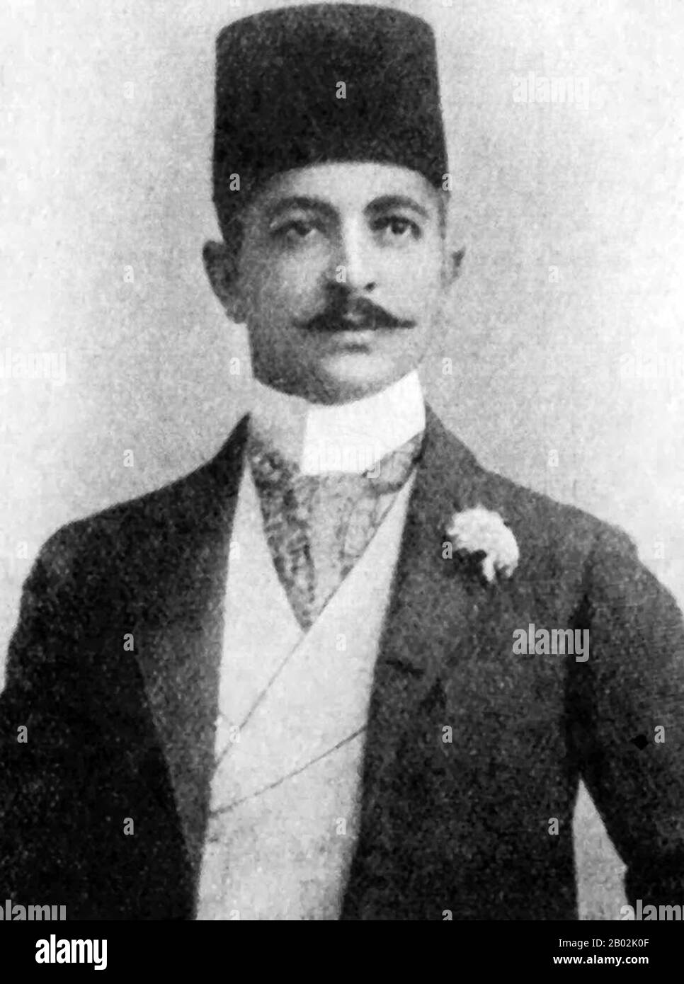Ismail Enver Pasha (osmanisch-türkisch: اسماعیل انور پاشا; türkisch: İsmail Enver Paşa; 22. November 1881 - 4. August 1922), allgemein bekannt als Enver Pasha, war ein osmanischer Militäroffizier und Führer der jungen Türkischen Revolution von 1908. Er war der Hauptführer des Osmanenreiches sowohl in den Balkankriegen als auch im ersten Weltkrieg. Nach dem Osmanenputsch von 1913 wurde Enver Pasha Kriegsminister des Osmanenreiches und bildete ein Drittel des Triumvirate, das als "Drei Pashas" bekannt ist. (Zusammen mit Talaat Pasha und Djemal Pasha), die de facto die Herrschaft über das Reich von 1913 bis zum Ende des ersten Weltkriegs innehatten Stockfoto