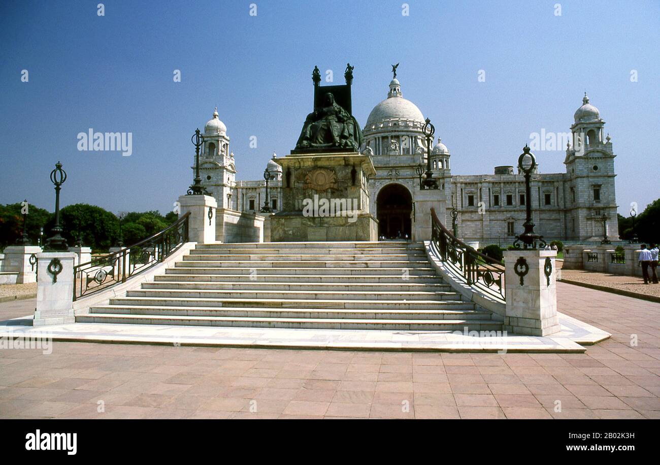 Die Victoria Memorial Hall wurde zwischen 1906 und 1921 erbaut und ist der Erinnerung an Königin Victoria (zwischen 18-1901), der Kaiserin Indiens, gewidmet. Die Gedenkstätte wurde im indo-saracischen Revivalstil erbaut und der Architekt war William Emerson (zwischen den Jahren von 1843 und 1924). Die Steuerunterlagen von Mughal-Kaiser Akbar (1584-1598) sowie die Arbeit eines bengalischen Dichters aus dem 15. Jahrhundert, Bipradaas, erwähnen beide eine Siedlung namens Kalikata (gedacht als 'Steps von Kali' für die Hindu-Göttin Kali), von der sich der Name Calcutta ableiten soll. 1690 gründete Job Charnock, ein Agent der East India Company, die 1 Stockfoto