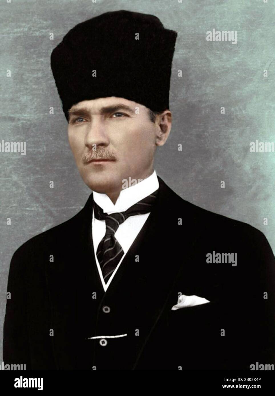 Mustafa Kemal Atatürk (zwischen 1881 und 10. November 1938) war ein osmanischer und türkischer Armeeoffizier, revolutionärer Staatsmann, Schriftsteller und der erste Präsident der Türkei. Ihm wird zugeschrieben, der Gründer des modernen türkischen Staates zu sein. Atatürk war während des ersten Weltkriegs Militäroffizier. Nach der Niederlage des Osmanenreiches im ersten Weltkrieg leitete er die türkische Nationalbewegung im türkischen Unabhängigkeitskrieg. Nachdem er in Ankara eine provisorische Regierung gegründet hatte, besiegte er die von den Alliierten entsandten Streitkräfte. Seine Militärkampagnen gewannen die Unabhängigkeit der Türkei. Atatürk schlug daraufhin ein Programm von Poli ein Stockfoto