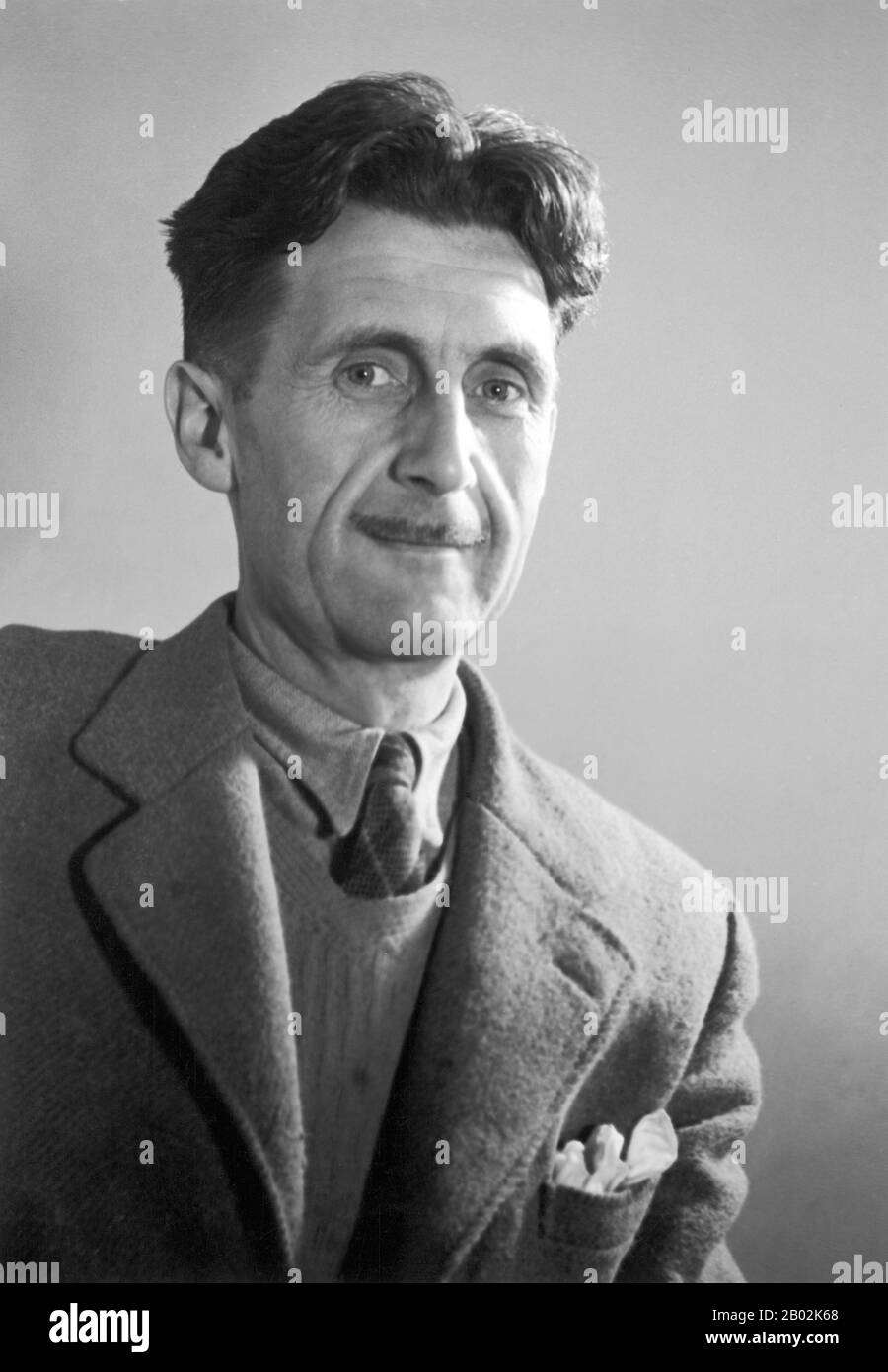 Eric Arthur Blair (25. Juni 1903 - 21. Januar 1950), besser bekannt unter seinem Federnamen George Orwell, war ein englischer Autor und Journalist. Seine Arbeit ist geprägt von scharfer Intelligenz und Witz, einem tiefen Bewusstsein für soziale Ungerechtigkeit, einer intensiven, revolutionären Opposition gegen den Totalitarismus, einer Leidenschaft für Klarheit in der Sprache und einem Glauben an den demokratischen Sozialismus. Stockfoto