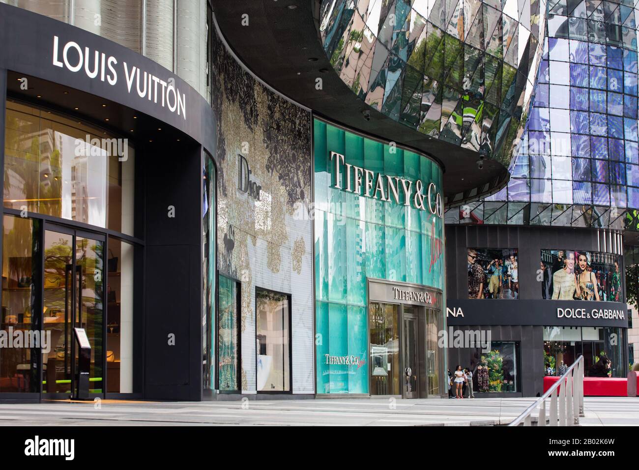 Eine Kette von Luxusmarken, Lifestyle-Boutiquen. Louis Vuitton, Tiffany & Co, Dior, Dolce & Gabbana im Orchard ION, Orchard Road. Singapur Stockfoto