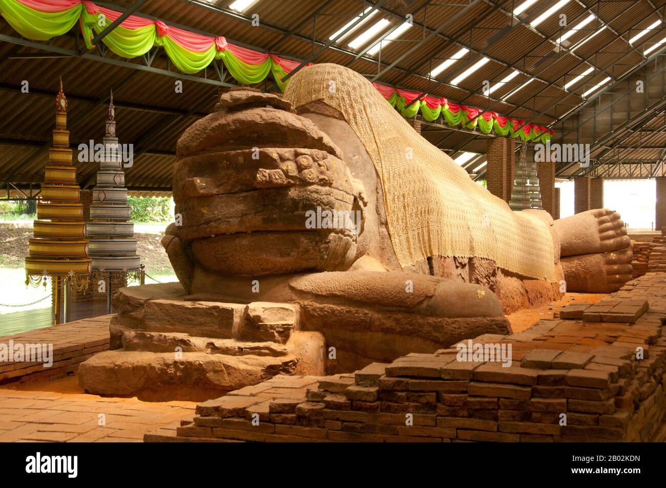 Der Buddha aus Sandstein, der im Wat Dharmacakra Semaram untergebracht ist, ist der älteste in Thailand zurückliegende Buddha und stammt aus dem 8. Jahrhundert vor Christus. Das Bild im Dvaravati-Stil ist 13,5 Meter lang Stockfoto