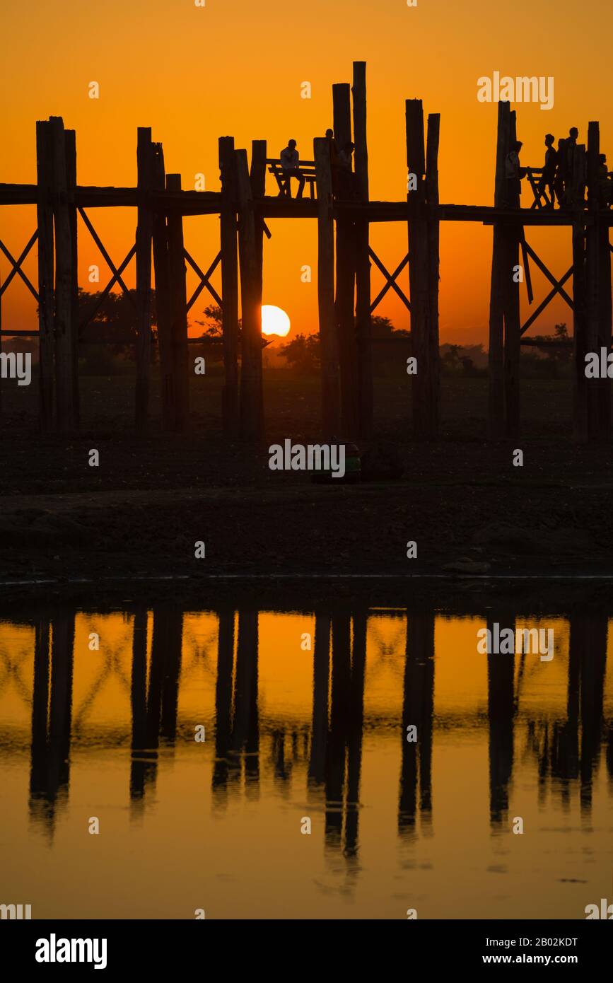 Fragment der U-Bein-Brücke im Hintergrund des Sonnenuntergangs. Amarapura, Myanmar (Birma) Stockfoto