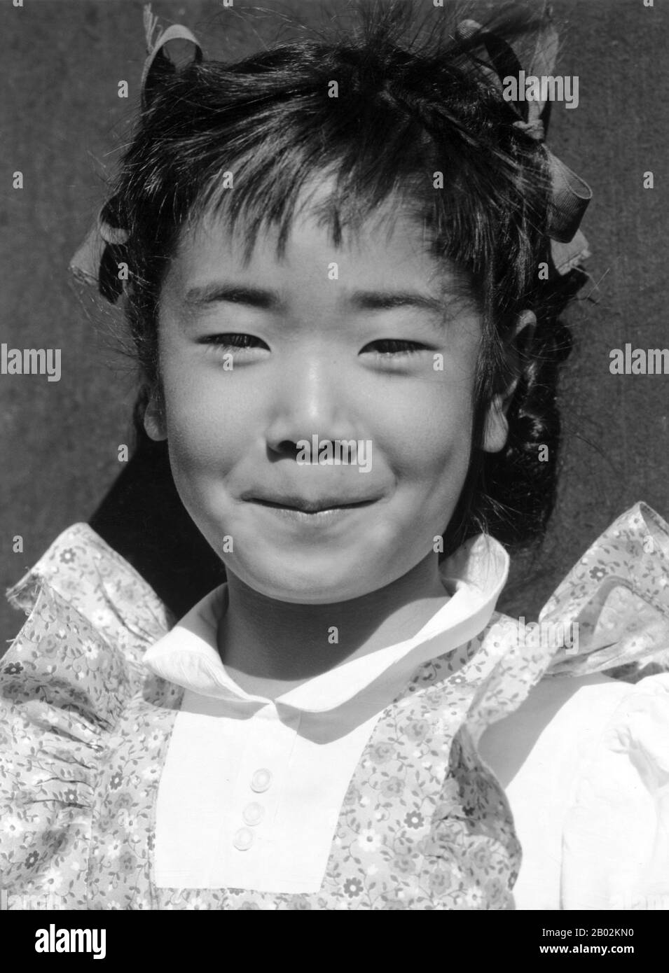 Manzanar ist am häufigsten als Standort eines von zehn Lagern bekannt, in denen während des zweiten Weltkriegs über 110.000 japanische Amerikaner eingekerkert wurden Das Hotel liegt am Fuß der Sierra Nevada im kalifornischen Owens Valley zwischen den Städten Lone Pine im Süden und Independence im Norden und ist etwa 370 km (230 Meilen) im Nordosten von Los Angeles entfernt. Lange bevor die ersten Inhaftierten im März 1942 ankamen, war Manzanar Heimat von amerikanischen Ureinwohnern, die meist in Dörfern in der Nähe mehrerer Bäche in der Gegend lebten. Rancher und Bergleute errichteten die Stadt Manzanar im Jahr 1910 formell, gaben den Schleppzug aber auf Stockfoto