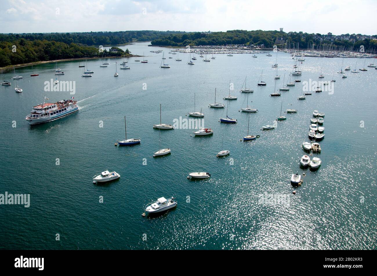 Flussmünde in der Nähe von Benodet, Nordfrankreich. Linien kleiner Boote in der Flussmünde Stockfoto