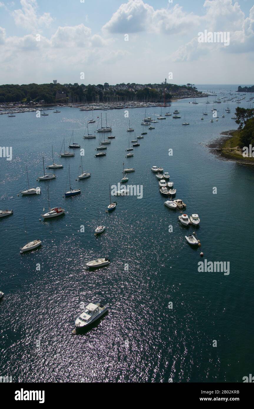 Flussmünde in der Nähe von Benodet, Nordfrankreich. Linien kleiner Boote in der Flussmünde Stockfoto