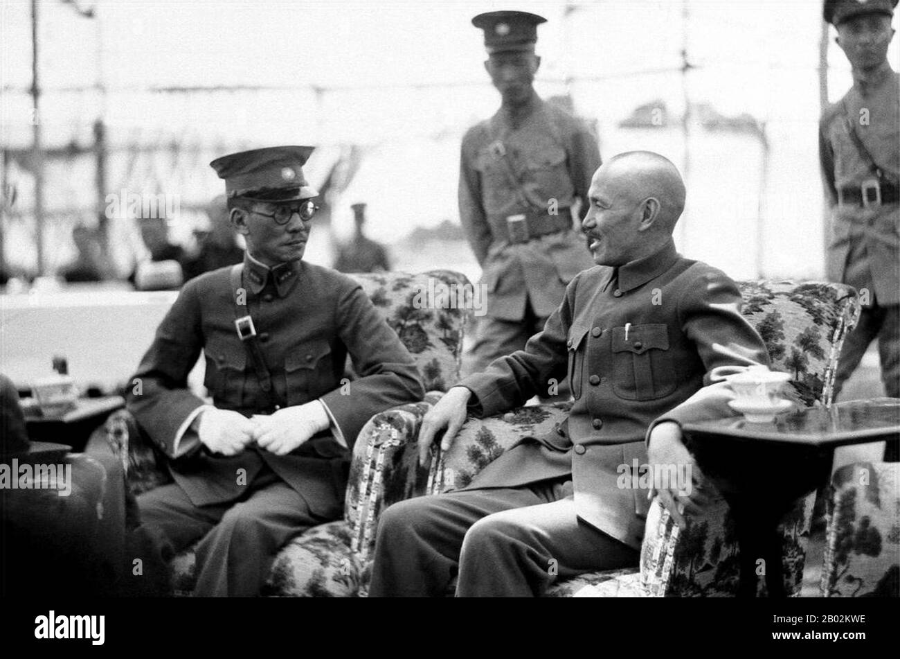 Chiang Kai-shek war ein einflussreiches Mitglied der nationalistischen Partei Kuomintang (KMT) und Sun Yat-sens enger Verbündeter. Er wurde Commandant von Kuomintang's Whampoa Military Academy und nahm Sun an die Stelle der Partei, als diese 1925 starb. Im Jahr 1928 führte Chiang die Northern Expedition zur Vereinheitlichung des Landes an und wurde damit Chinas Gesamtführer. Er war von 1928 bis 1948 Vorsitzender des nationalen Militärrates der nationalistischen Regierung der Republik China (ROC). Chiang führte China im Zweiten Chinesisch-Japanischen Krieg an, während dessen die Macht der nationalistischen Regierung stark geschwächt war, aber Stockfoto