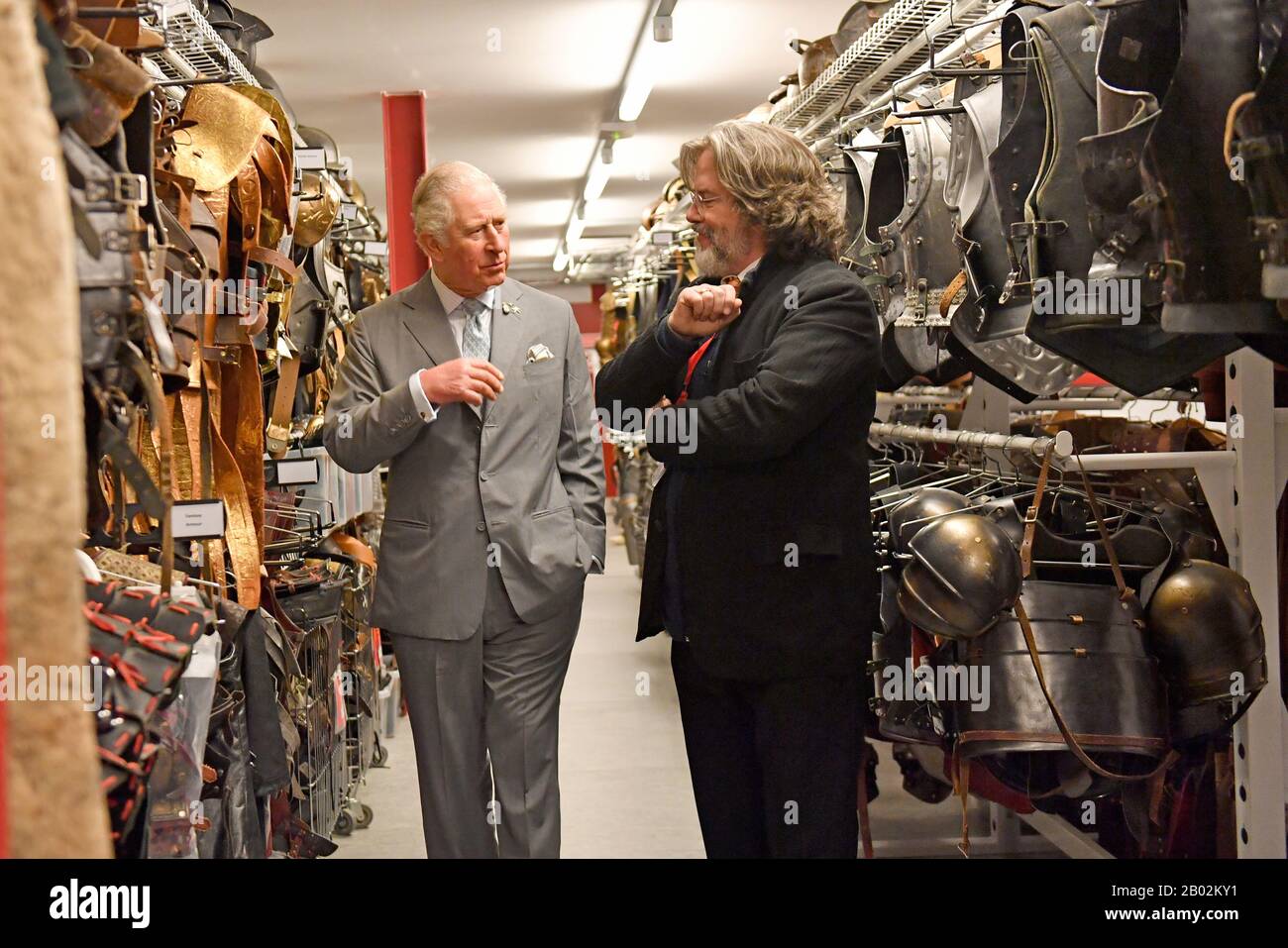 Der Prince of Wales und Gregory Doran, Künstlerischer Leiter der Royal Shakespeare Company (RSC), sehen den Kostümladen des RSC in Stratford-upon-Avon während einer Tour durch Warwickshire und die West Midlands. Stockfoto