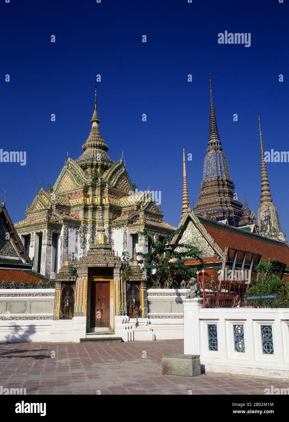 Der Wat Pho wurde ursprünglich im 16. Jahrhundert erbaut und ist der älteste Tempel Bangkoks. König Rama I. aus der Chakri-Dynastie (1736-1809) baute den Tempel in den 1780er Jahren um. Der offiziell Wat Phra Chetuphon genannte Tempel gehört zu den bekanntesten buddhistischen Tempeln Bangkoks und ist heute eine bedeutende Touristenattraktion, die sich direkt südlich des großen Palastes befindet. Wat Pho ist berühmt für seinen Zurückhaltenden Buddha und bekannt als das Zuhause traditioneller Thai-Massage. Stockfoto