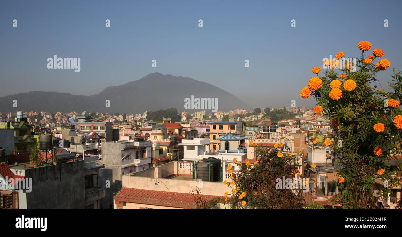 Dächer von Kathmandu an einem sonnigen Tag mit Bergen im Hintergrund, Nepal. Stockfoto
